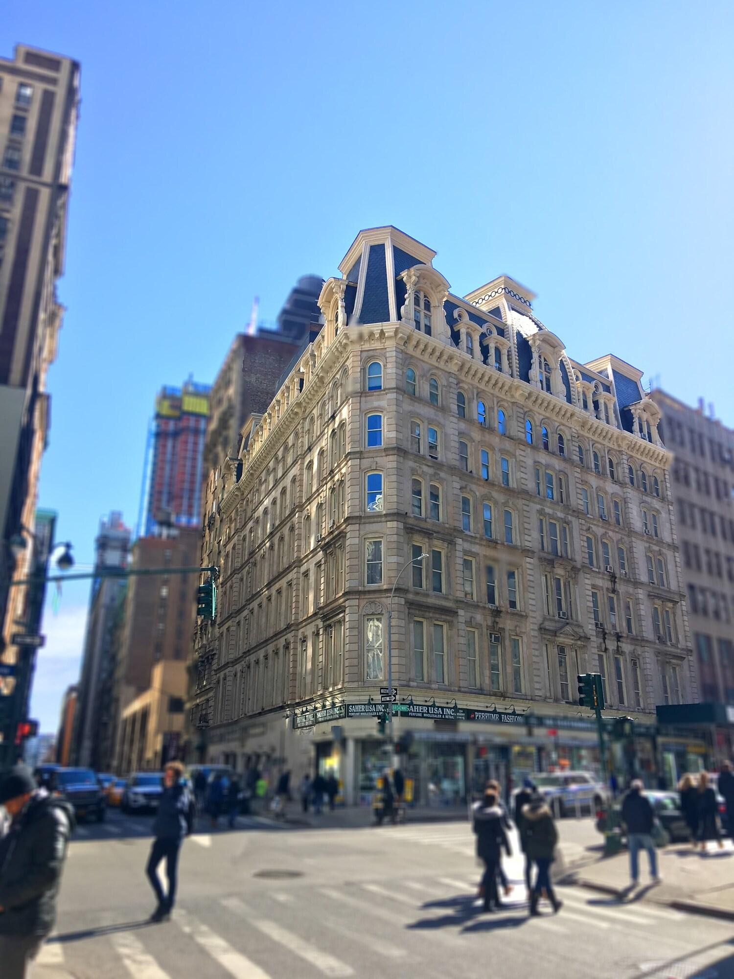 Varios Macy Empire Apartments