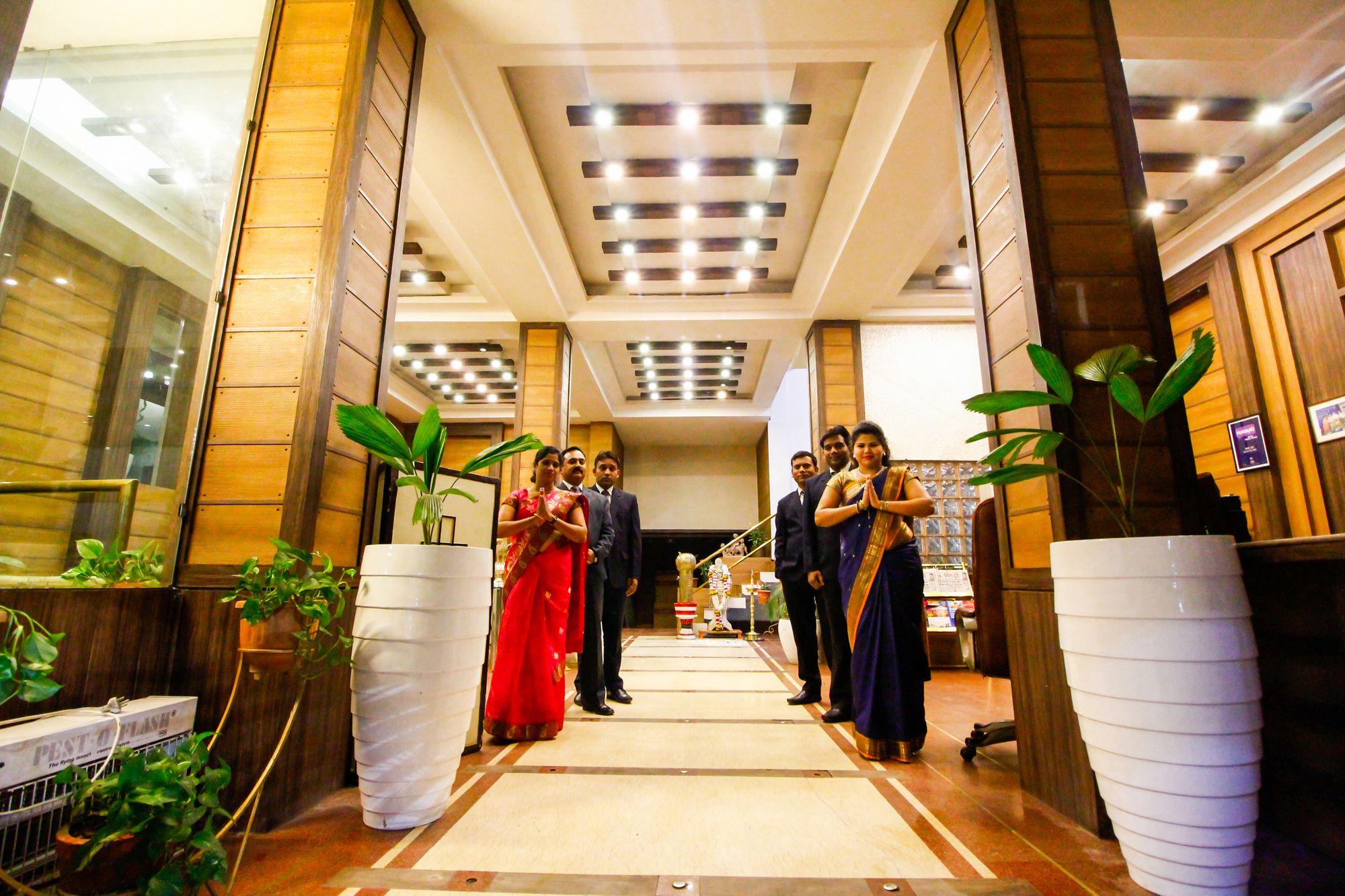 Vista Lobby Hotel Rishi Regency