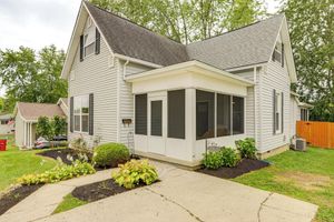 Aluguel por temporada - Modern Comfort Near Columbus: Home w/ Yard & Porch