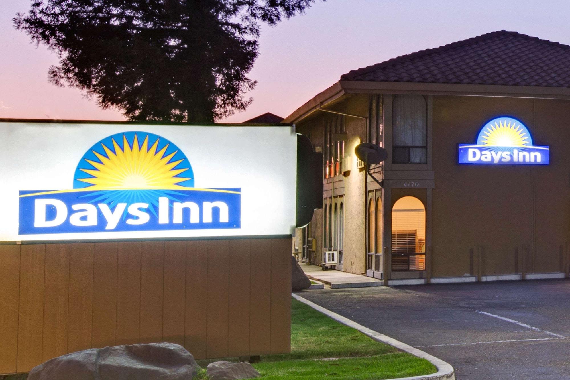Vista Exterior Days Inn by Wyndham San Jose