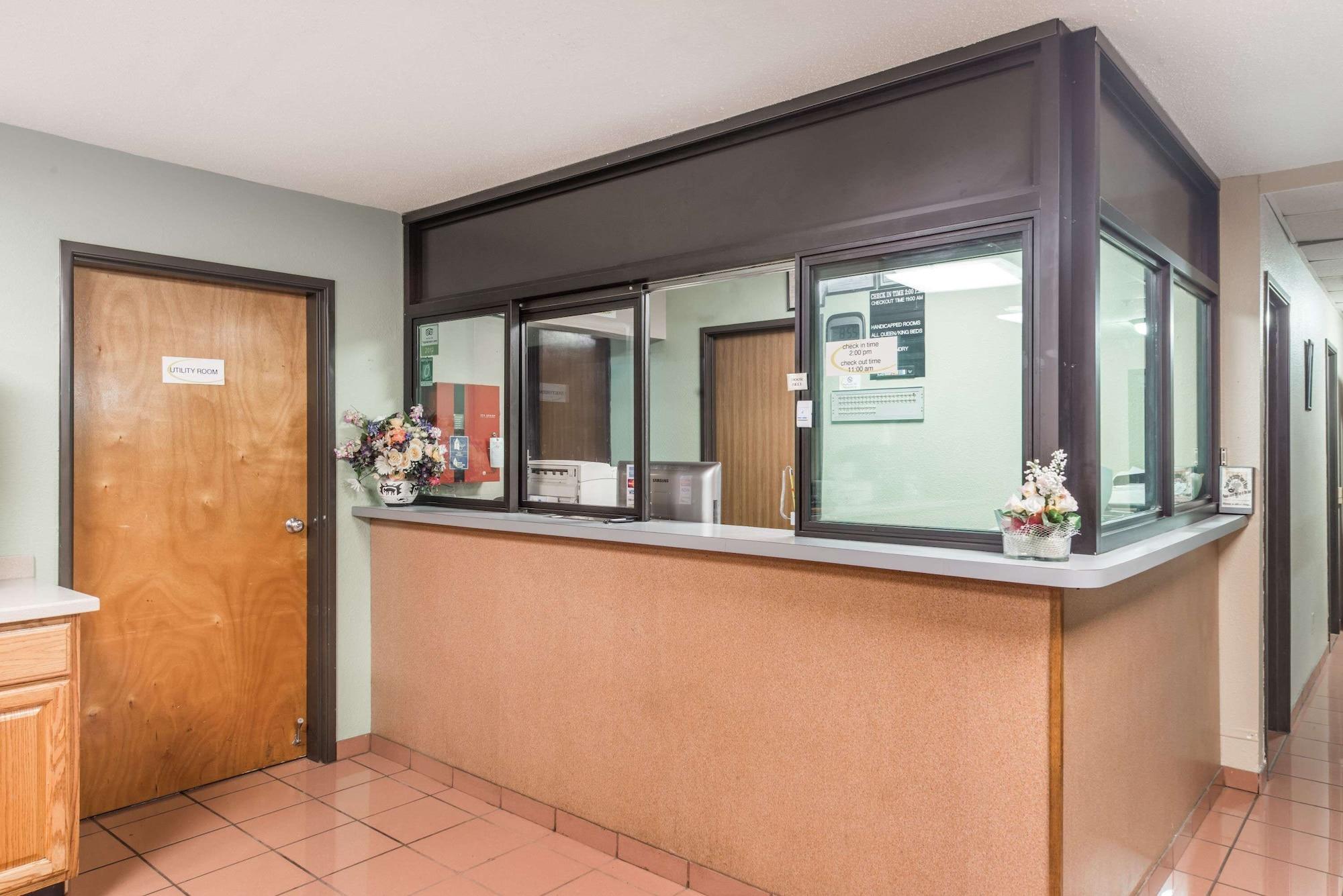 Vista Lobby Super 8 by Wyndham O'Fallon MO/St. Louis Area