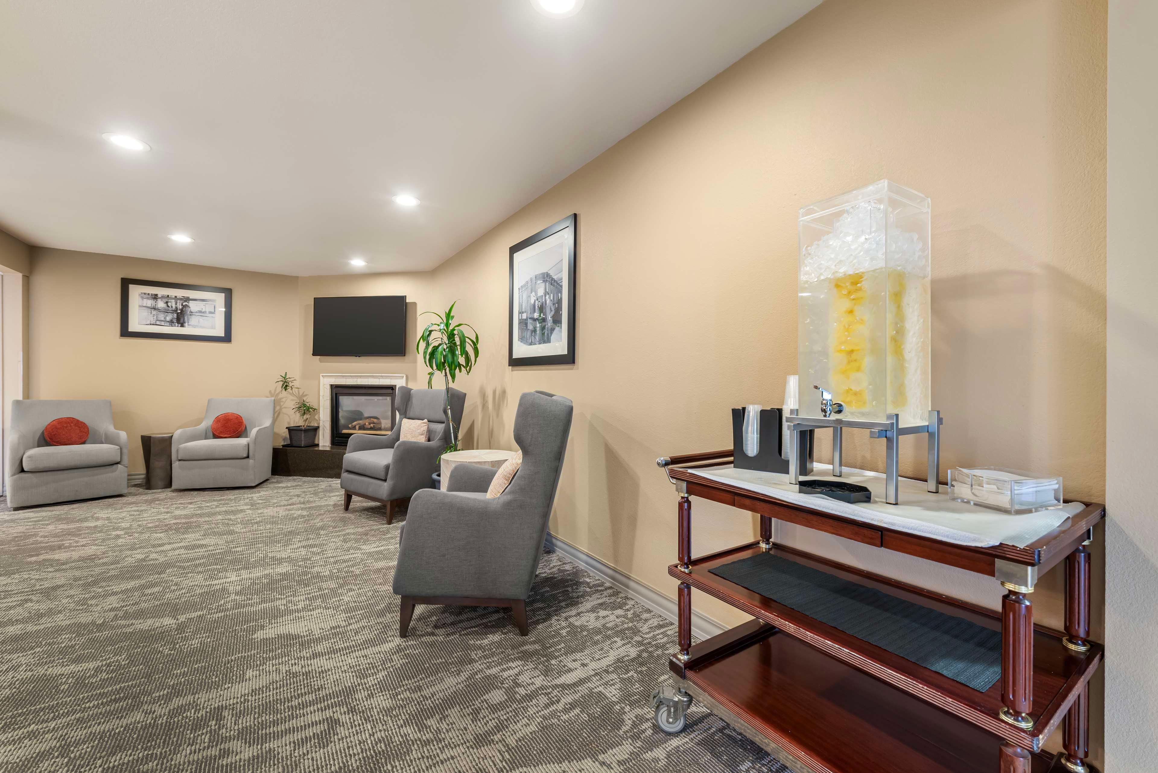 Vista Lobby Best Western Executive Inn & Suites