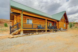 Alquiler Vacacional - Explore Uintah Basin: 'rustic Cliff Ranch A' Cabin