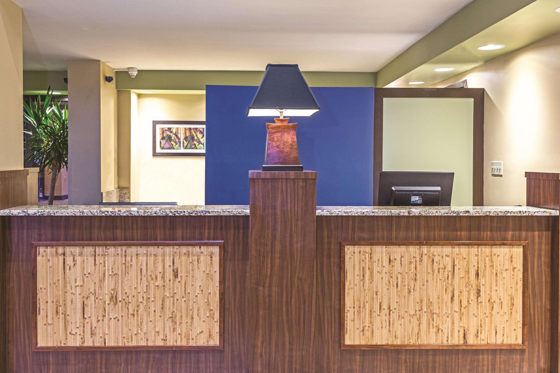 Vista Lobby La Quinta Inn & Suites by Wyndham Cocoa Beach Oceanfront