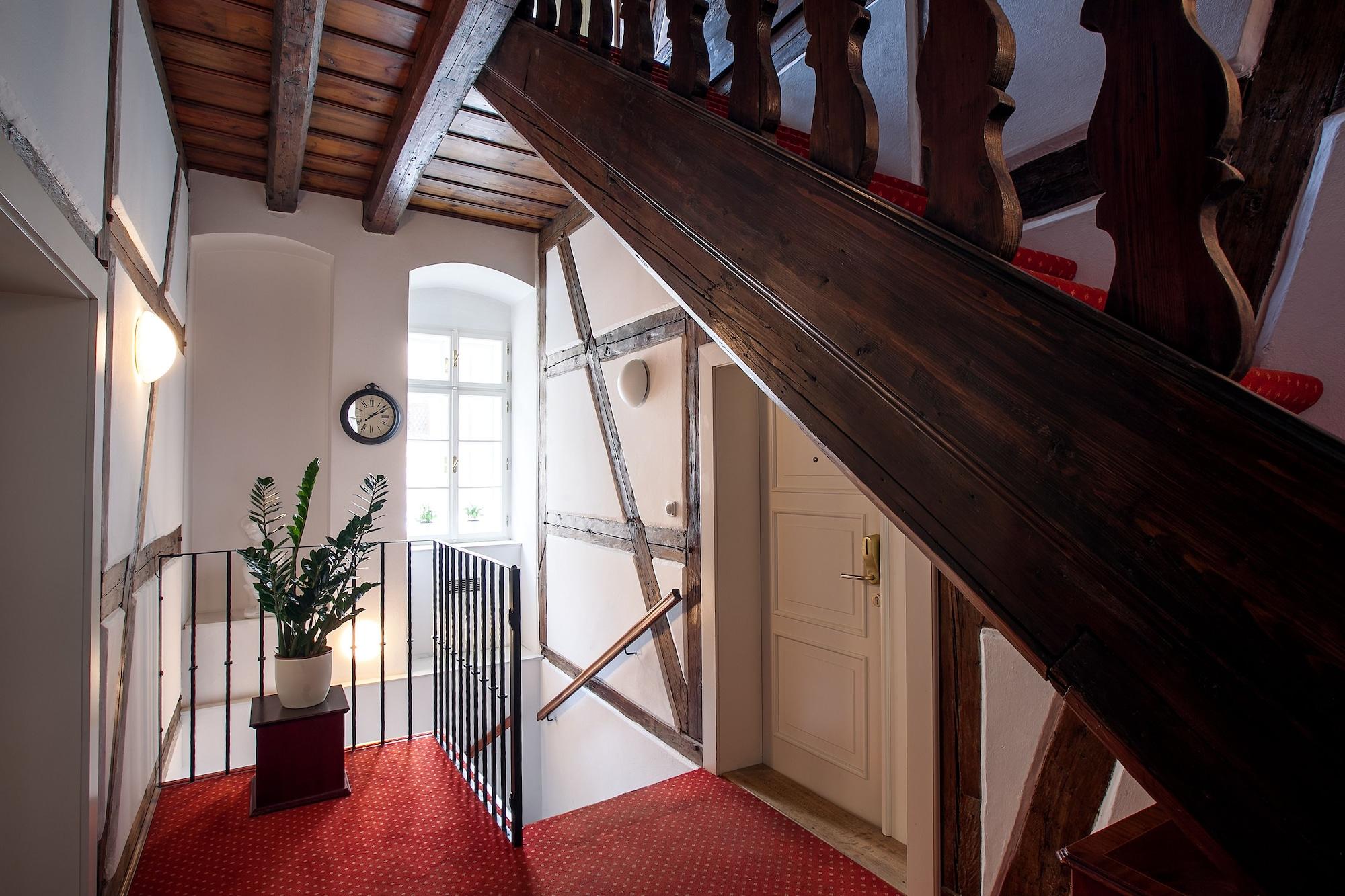 Varios Tyn Yard Residence