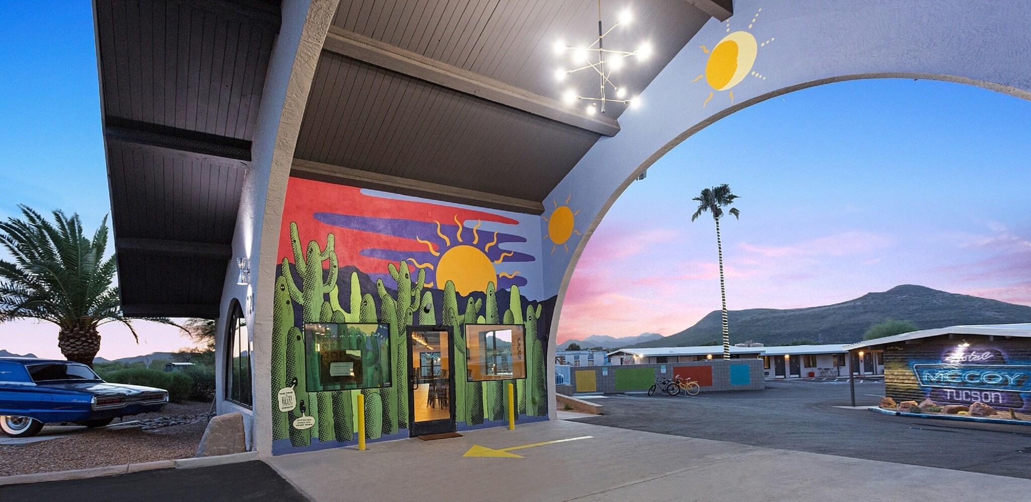 Vista Exterior Hotel McCoy Tucson - Art, Coffee, Beer, Wine
