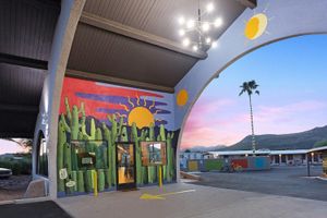 Paquete - Hotel McCoy Tucson - Art, Coffee, Beer, Wine