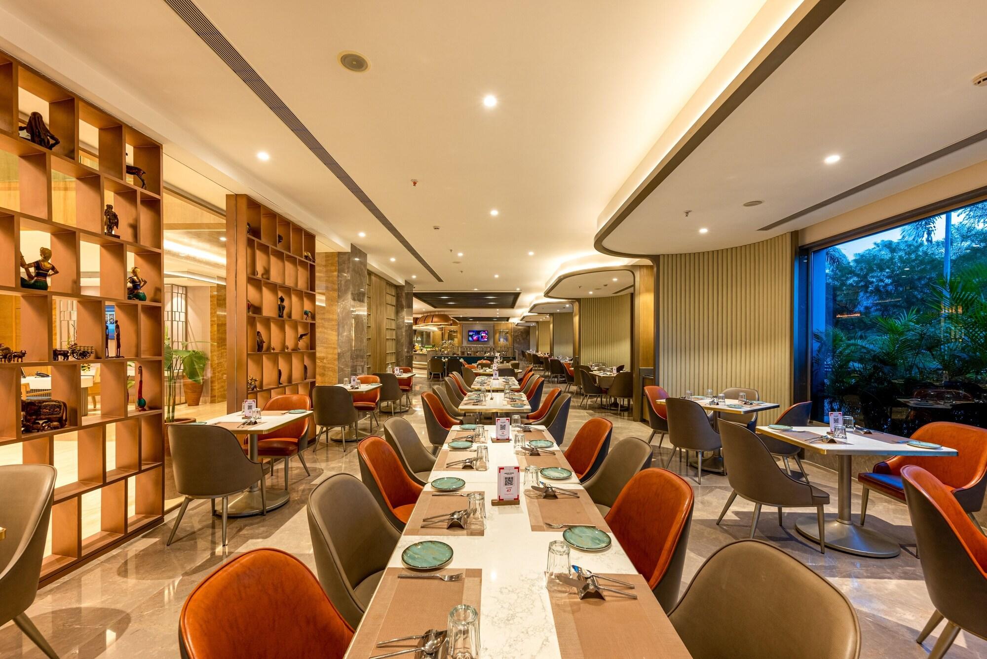 Restaurant Express Inn The Business Luxury Hotel