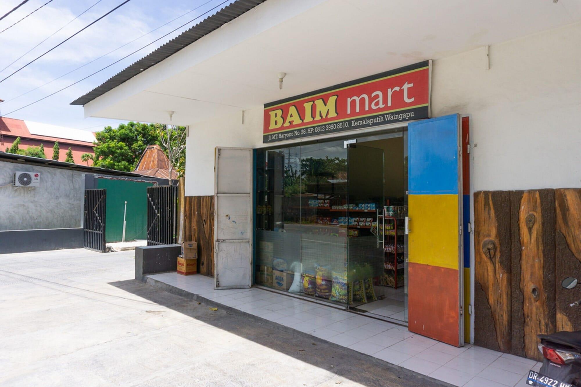 Vista Exterior RedDoorz @ MT Haryono Street Waingapu