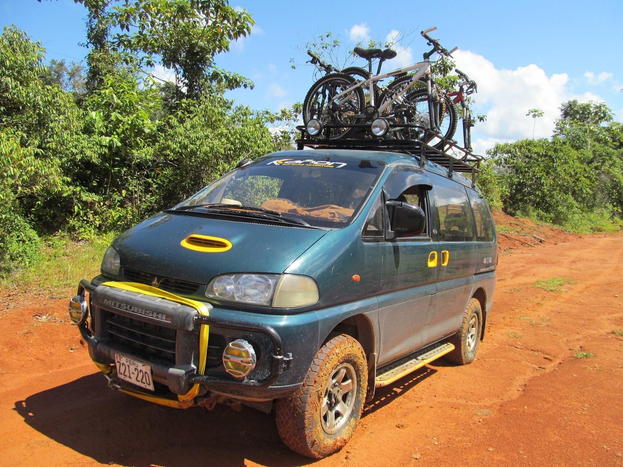 Varios Tambopata Trek