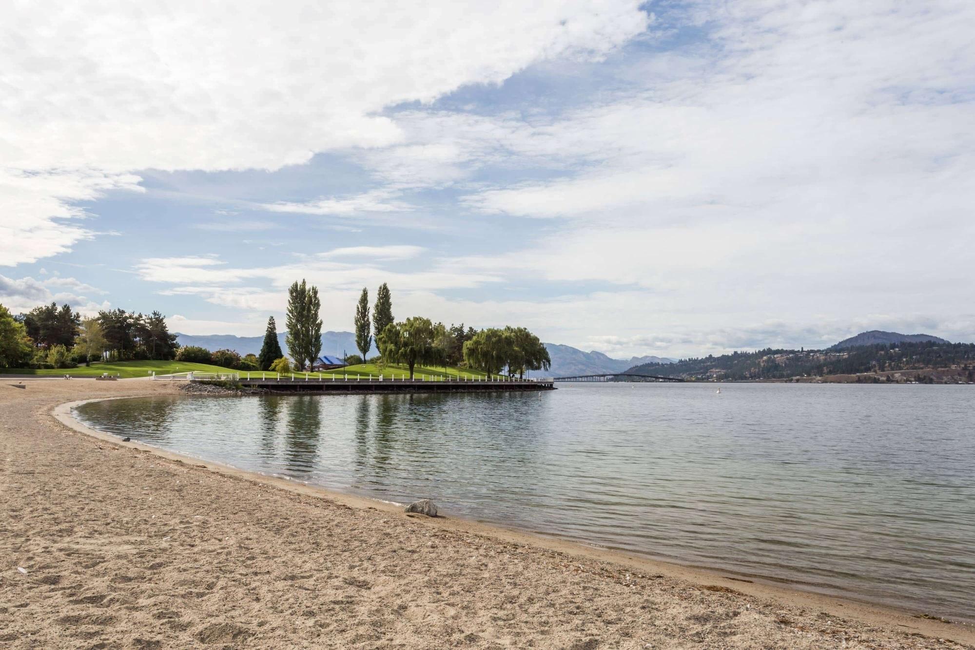 Playa Super 8 by Wyndham Kelowna BC