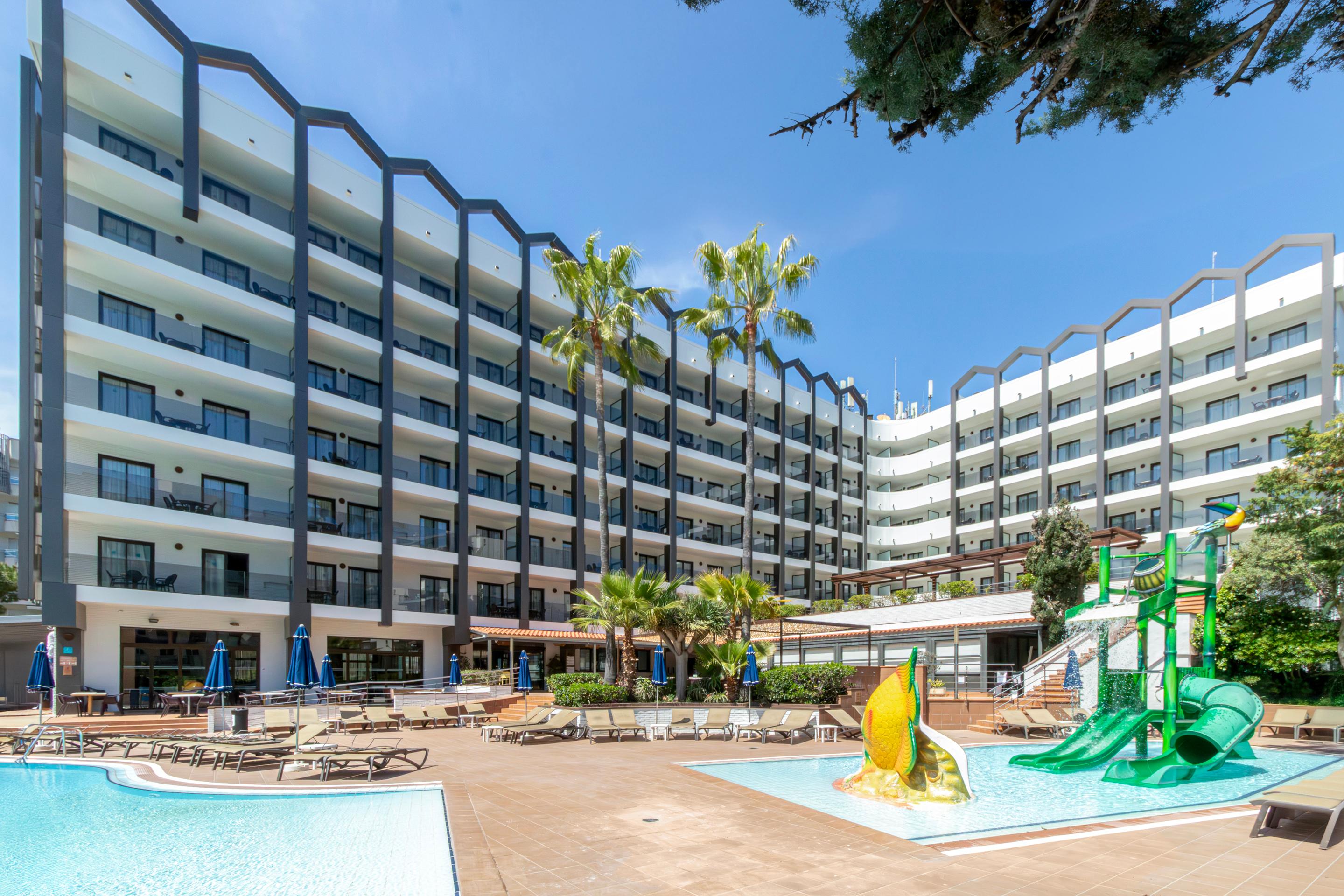 Vista Exterior Golden Avenida Family Suites