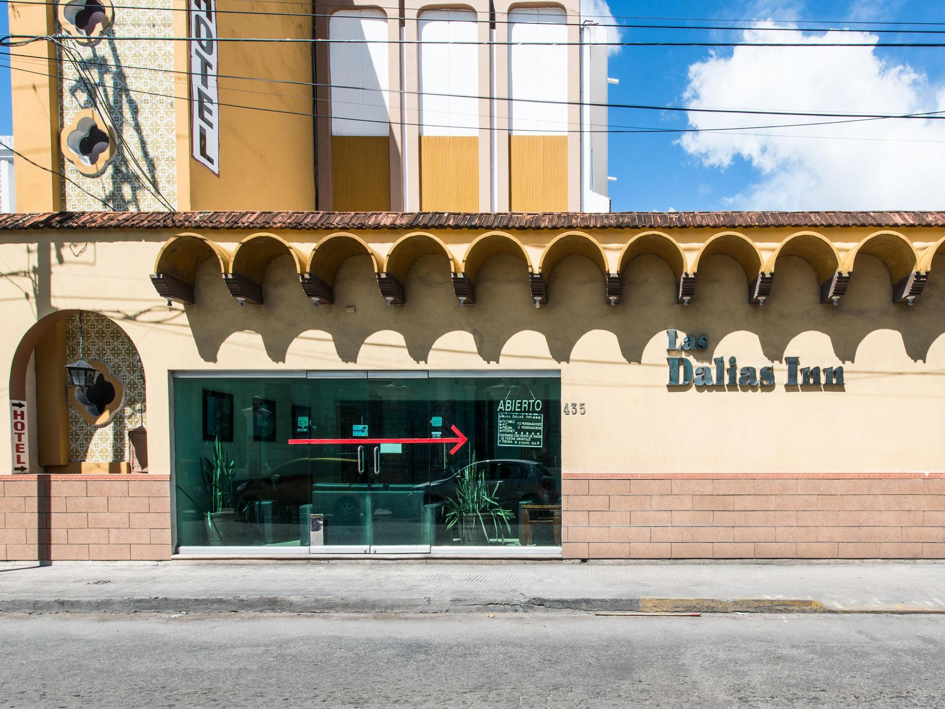 Vista da fachada Las Dalias Inn