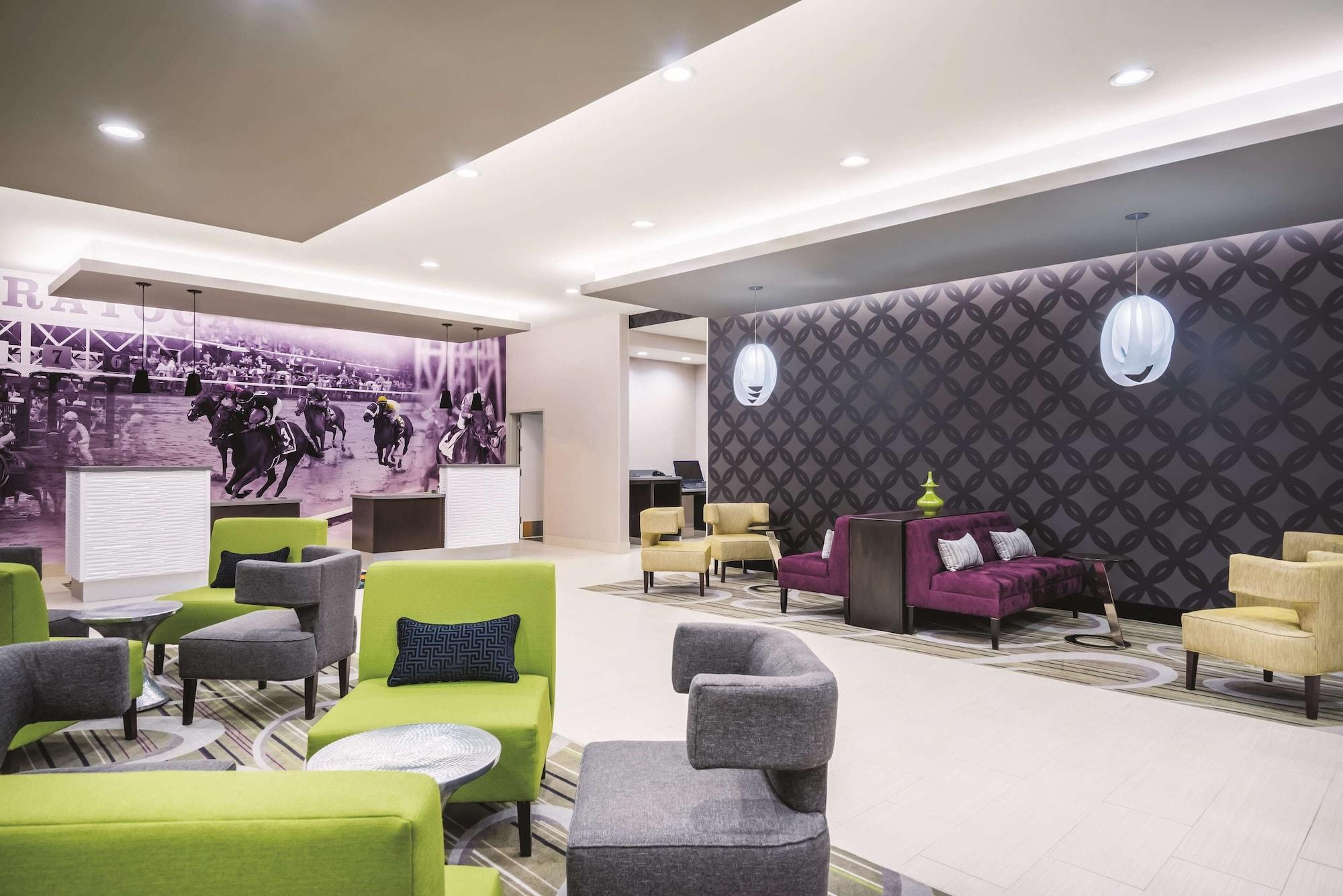 Vista Lobby La Quinta Inn & Suites by Wyndham Clifton Park/Saratoga Area