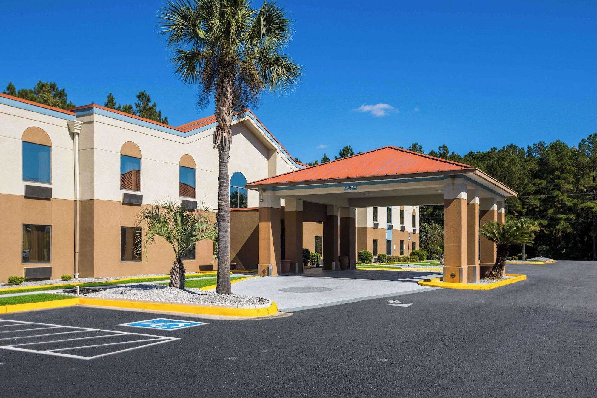 Vista Exterior Clarion Pointe Hinesville near Fort Stewart