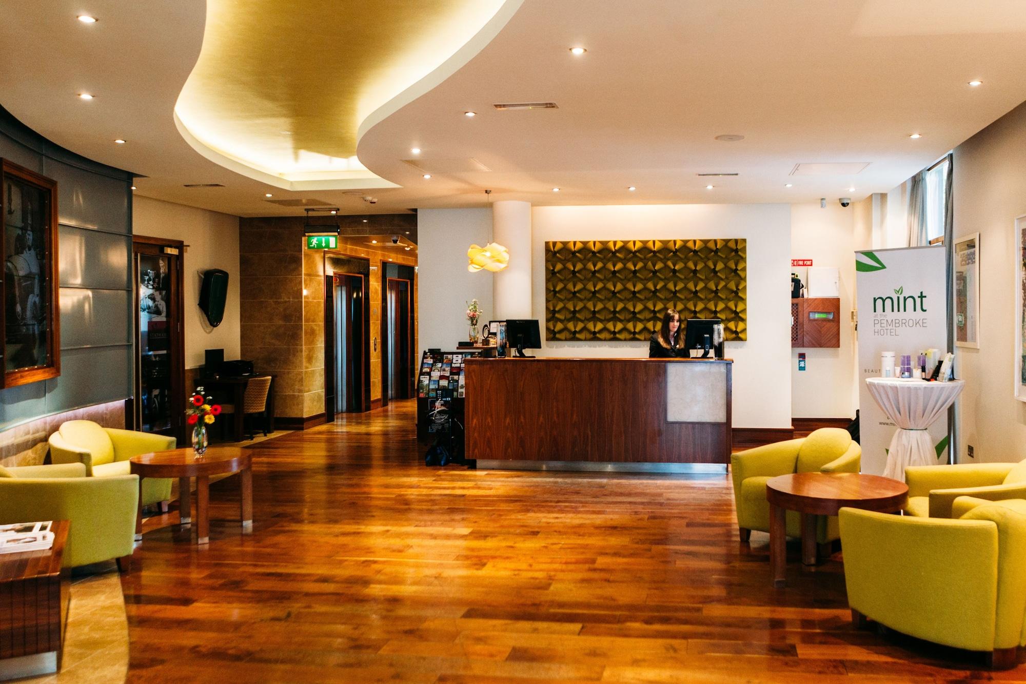 Vista Lobby Pembroke Hotel