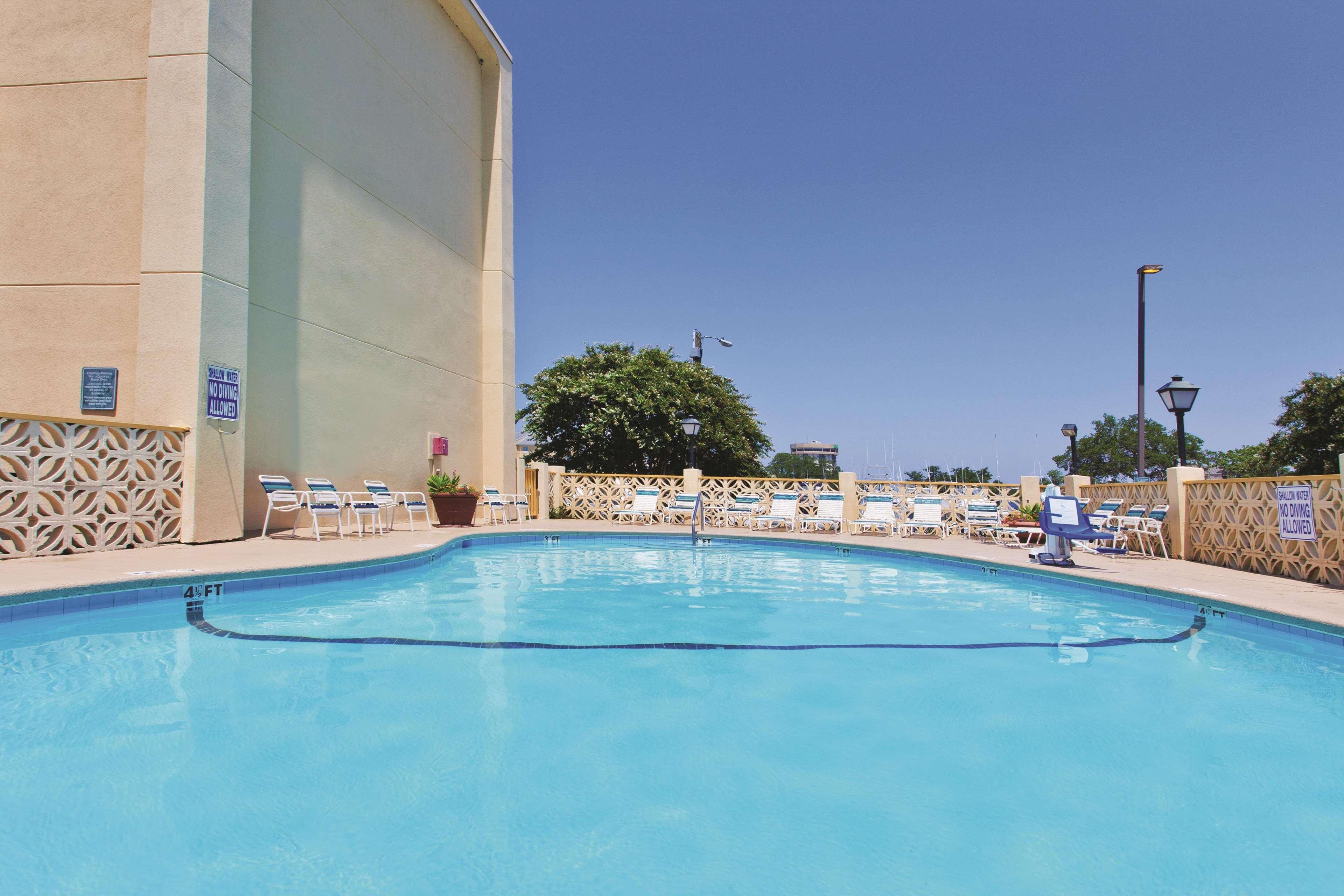 Vista Piscina La Quinta Inn & Suites by Wyndham Charleston Riverview