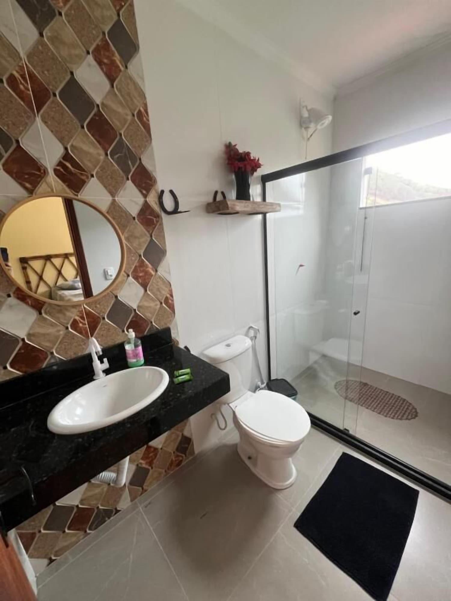 Comodidades do quarto Pousada Camping dos Ypês