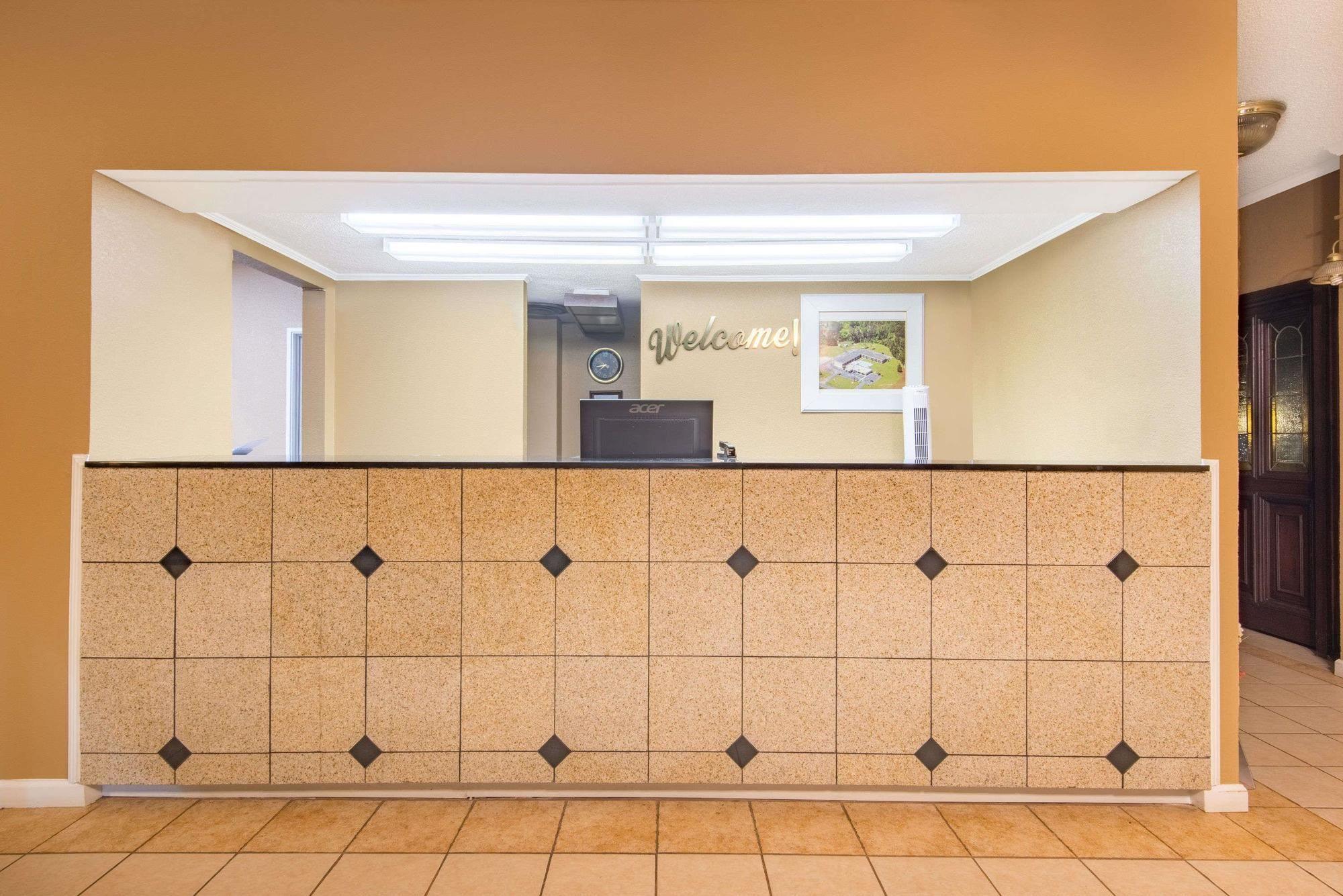 Vista Lobby Hampton Inn by Hilton Clanton