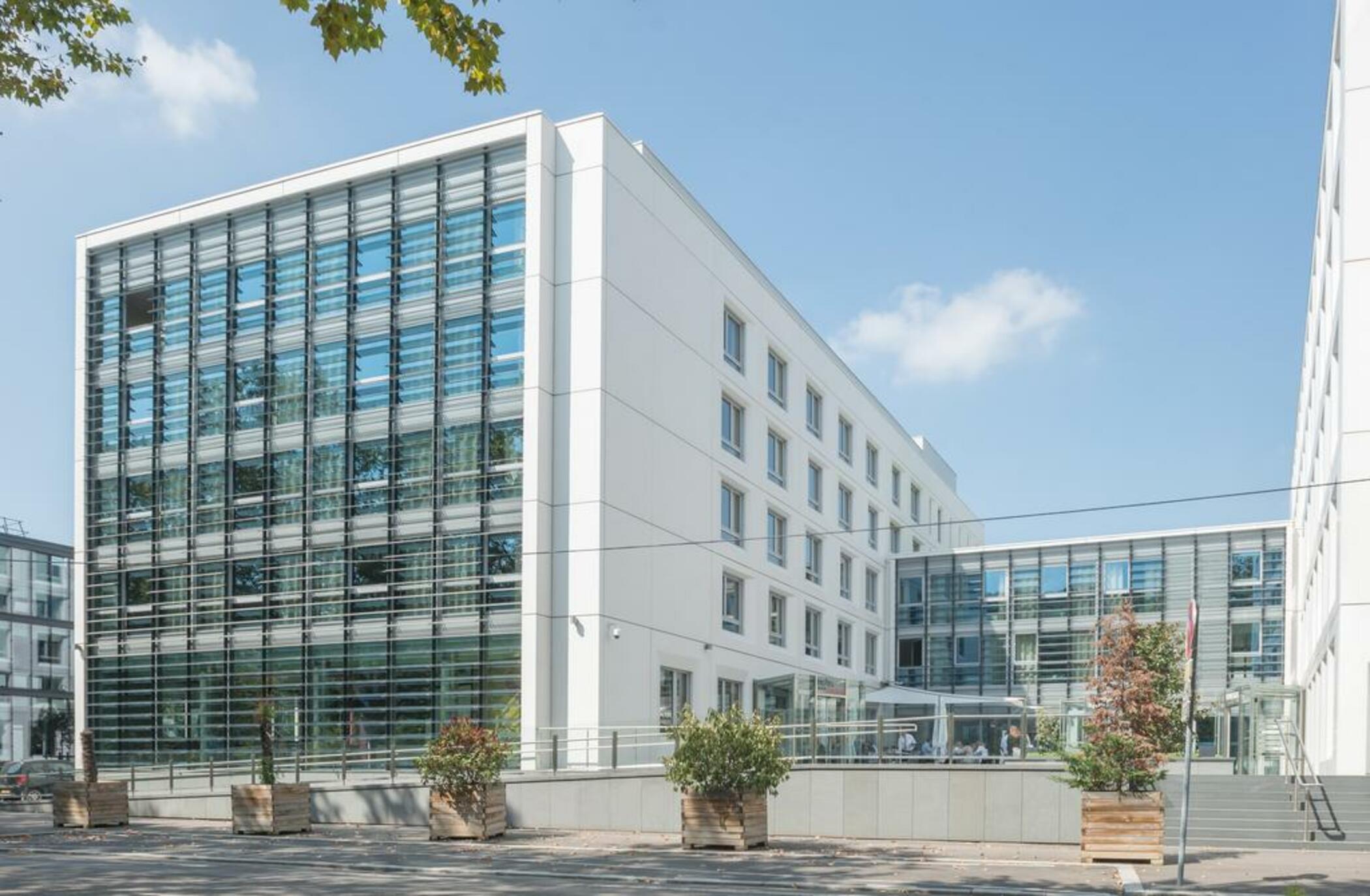 Vista Exterior Lyon Ouest by Arteloge
