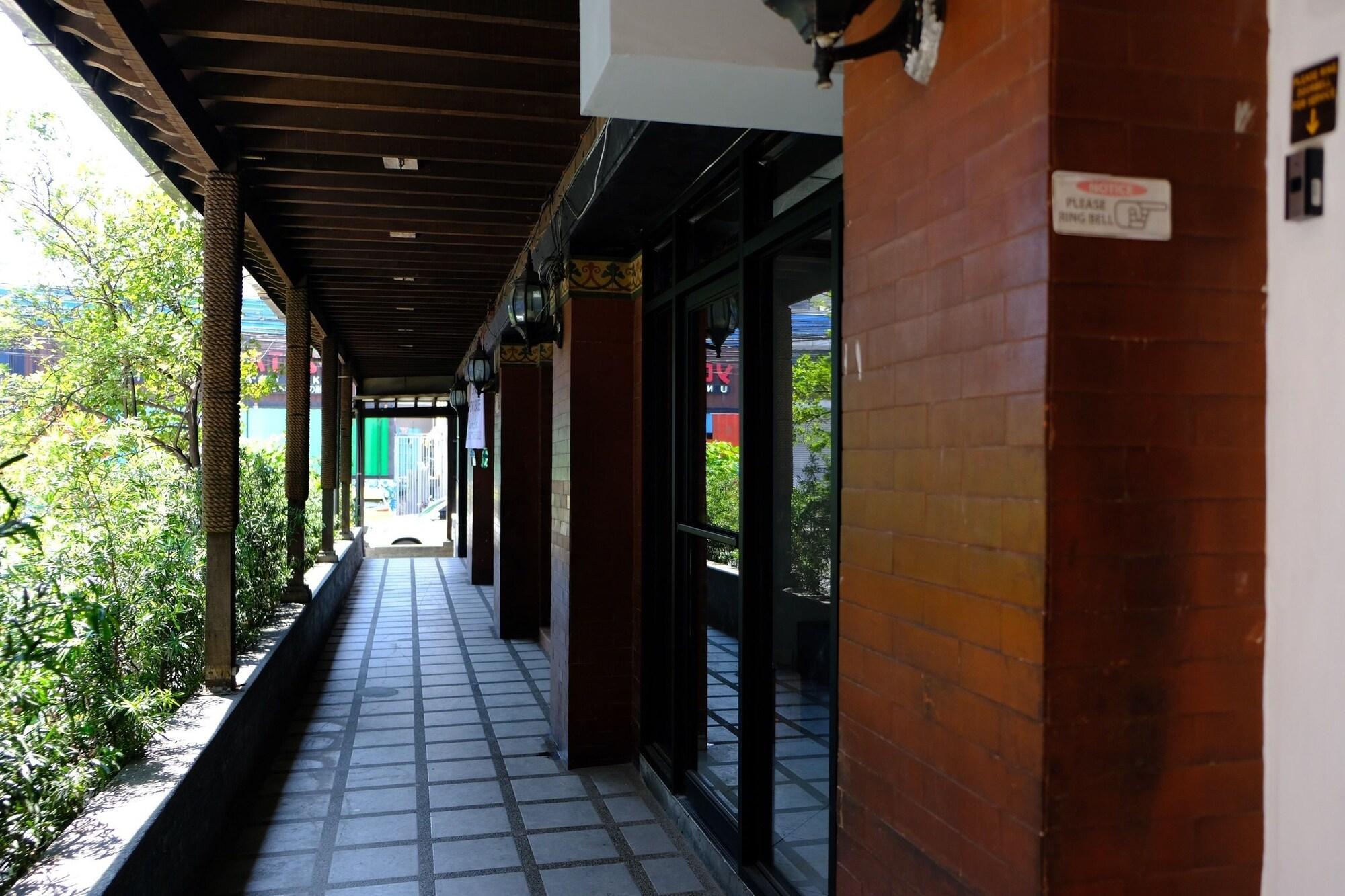 Vista Exterior Ola Hostel Manila