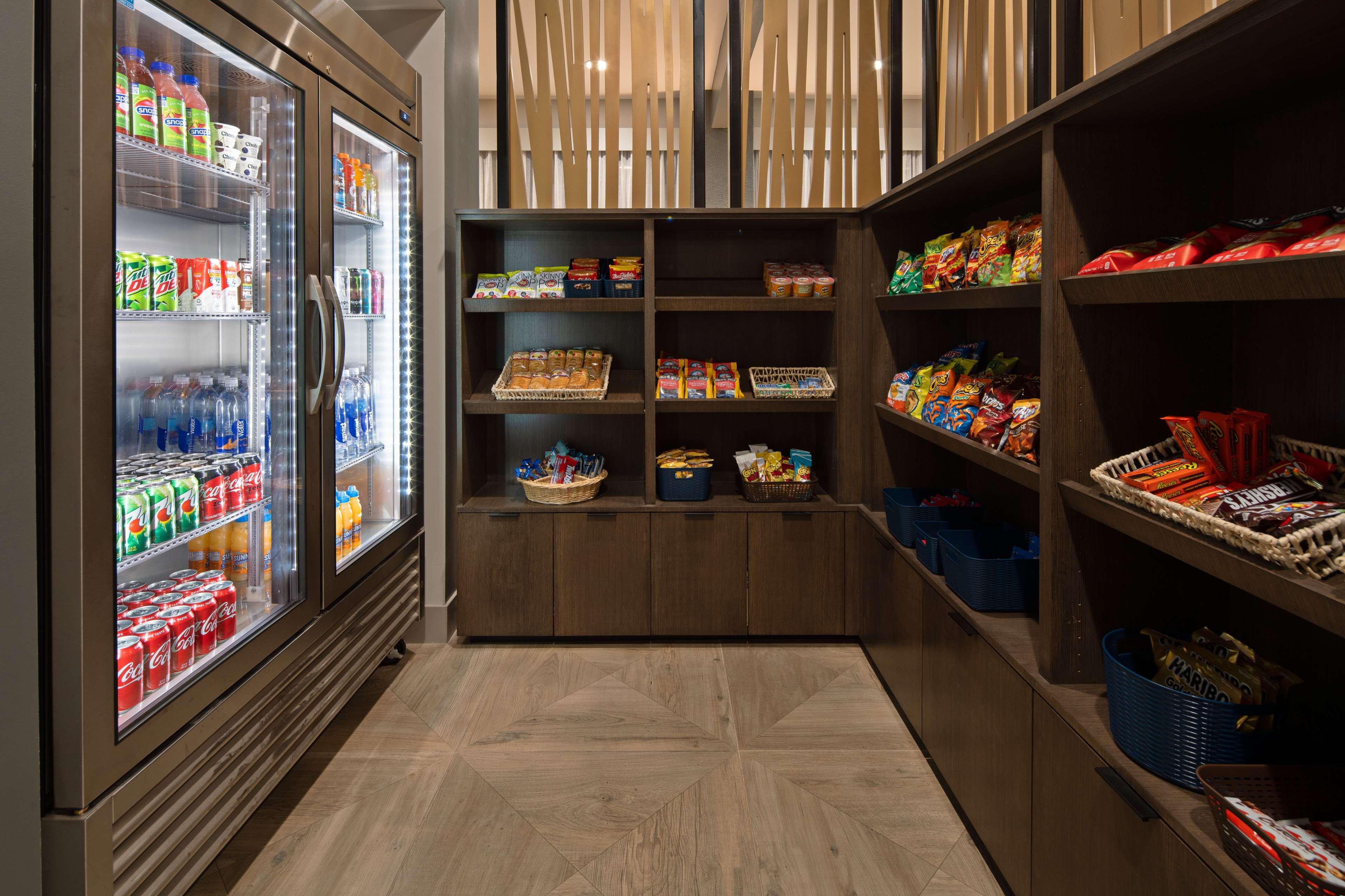 Restaurant DoubleTree by Hilton Hotel Bakersfield