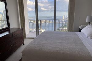 Alquiler Vacacional - Stunning Ocean View and Elegant, Sun-lit Penthouse One-Bedroom Overlooking Miami