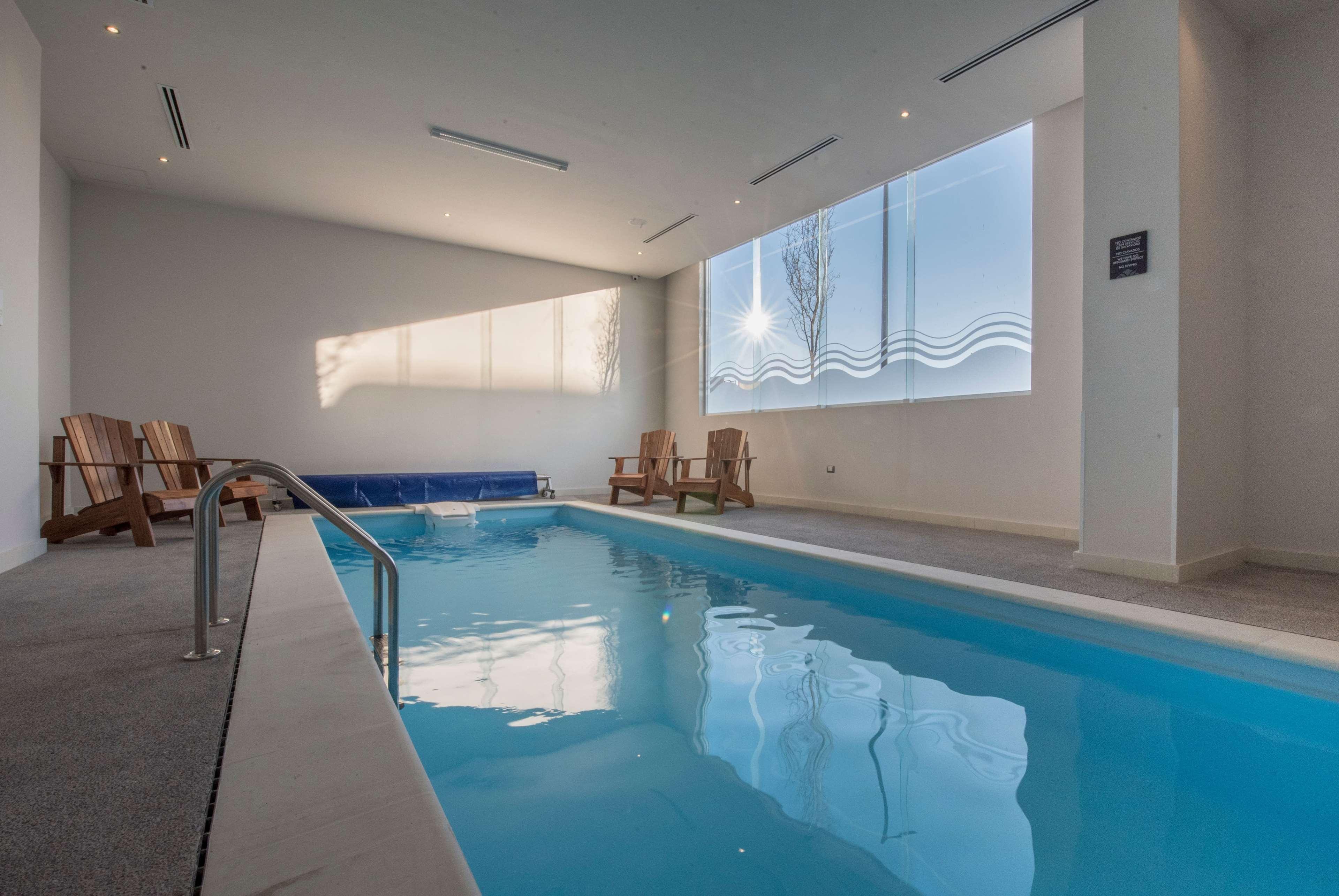 Vista da piscina Microtel Inn & Suites by Wyndham Guadalajara Sur