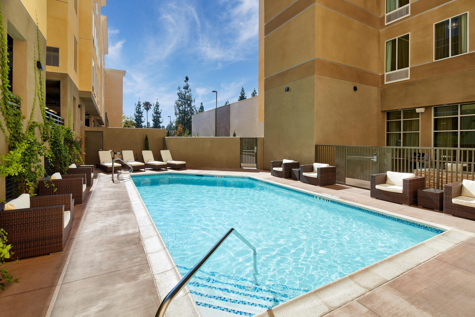 Vista Piscina Staybridge Suites Anaheim At The Park by IHG