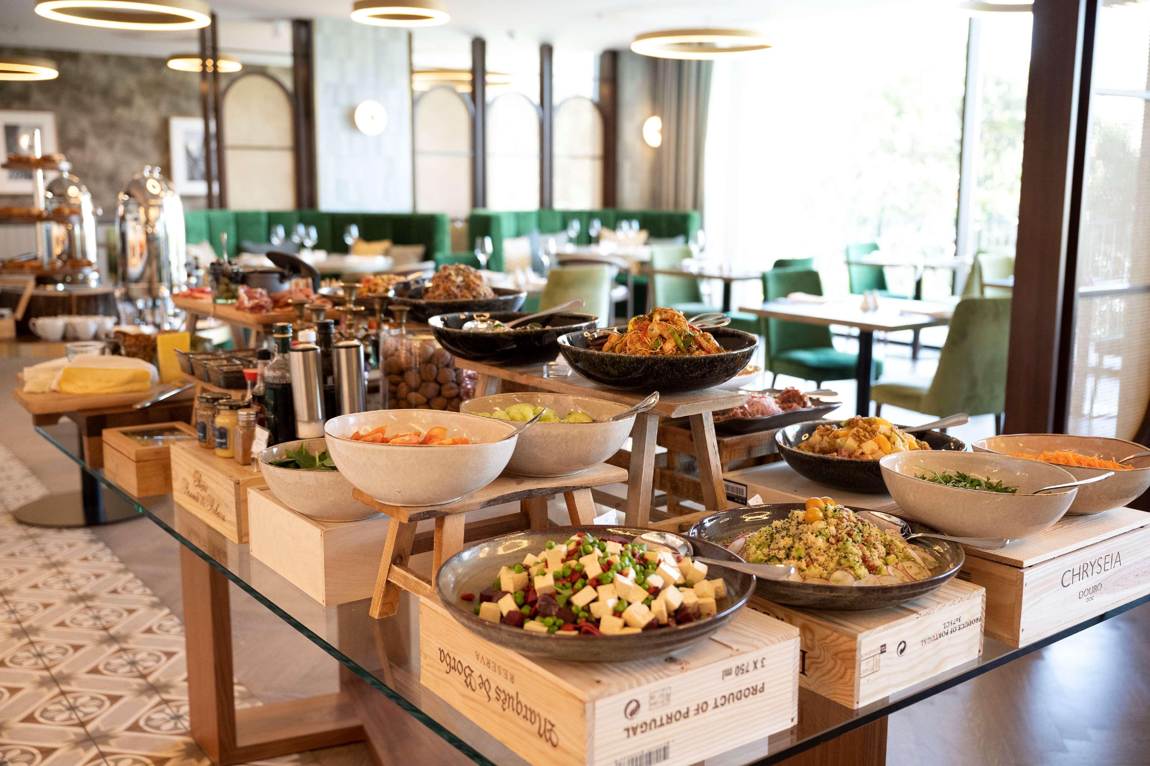 Restaurant Boeira Garden Hotel Porto Gaia, Curio Collection by Hilton