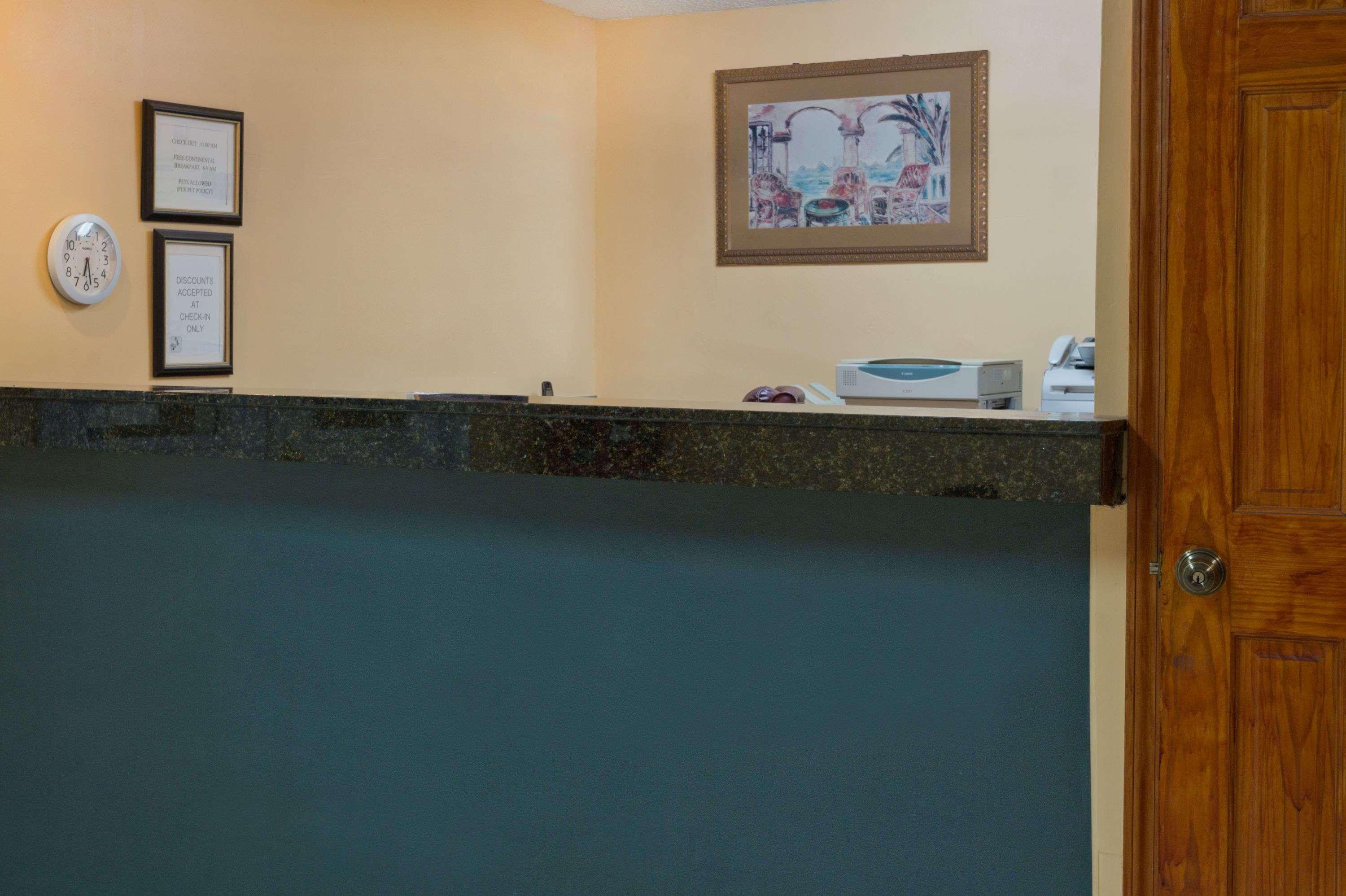 Vista Lobby Super 8 by Wyndham Chipley