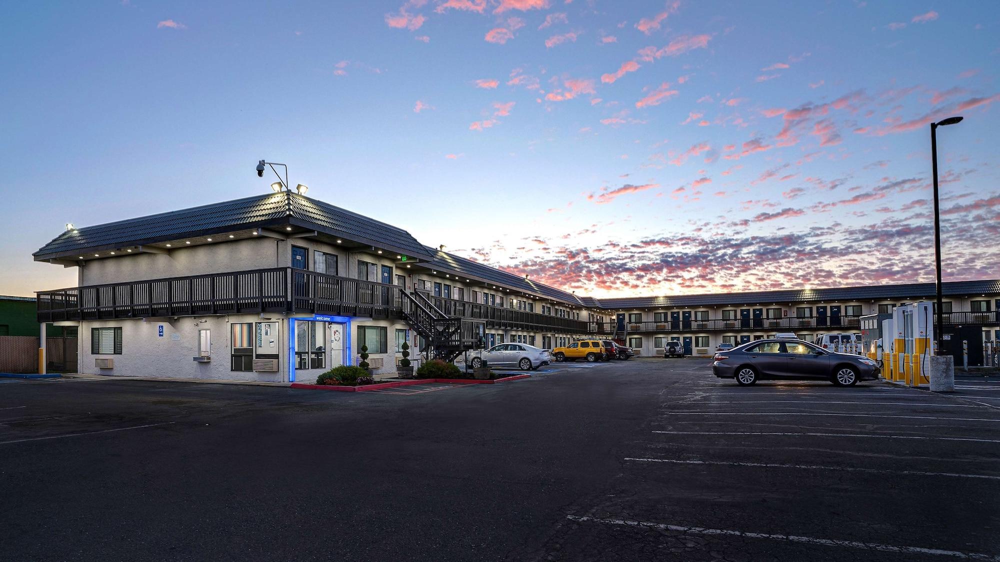Vista Exterior Motel 6 Eureka, CA – Redwood Coast