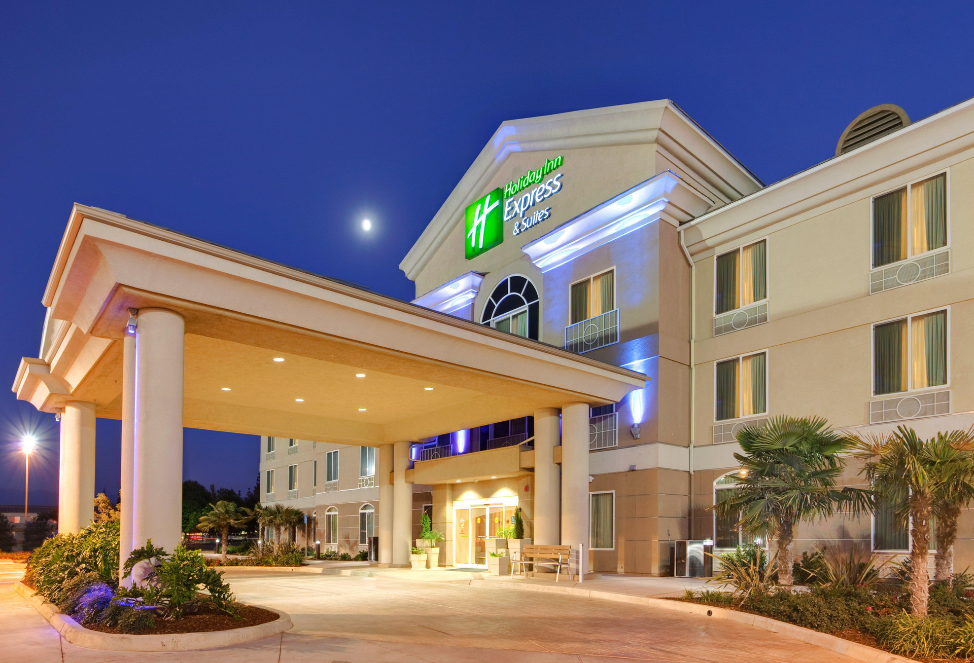 Vista Exterior Holiday Inn Express and Suites PORTERVILLE