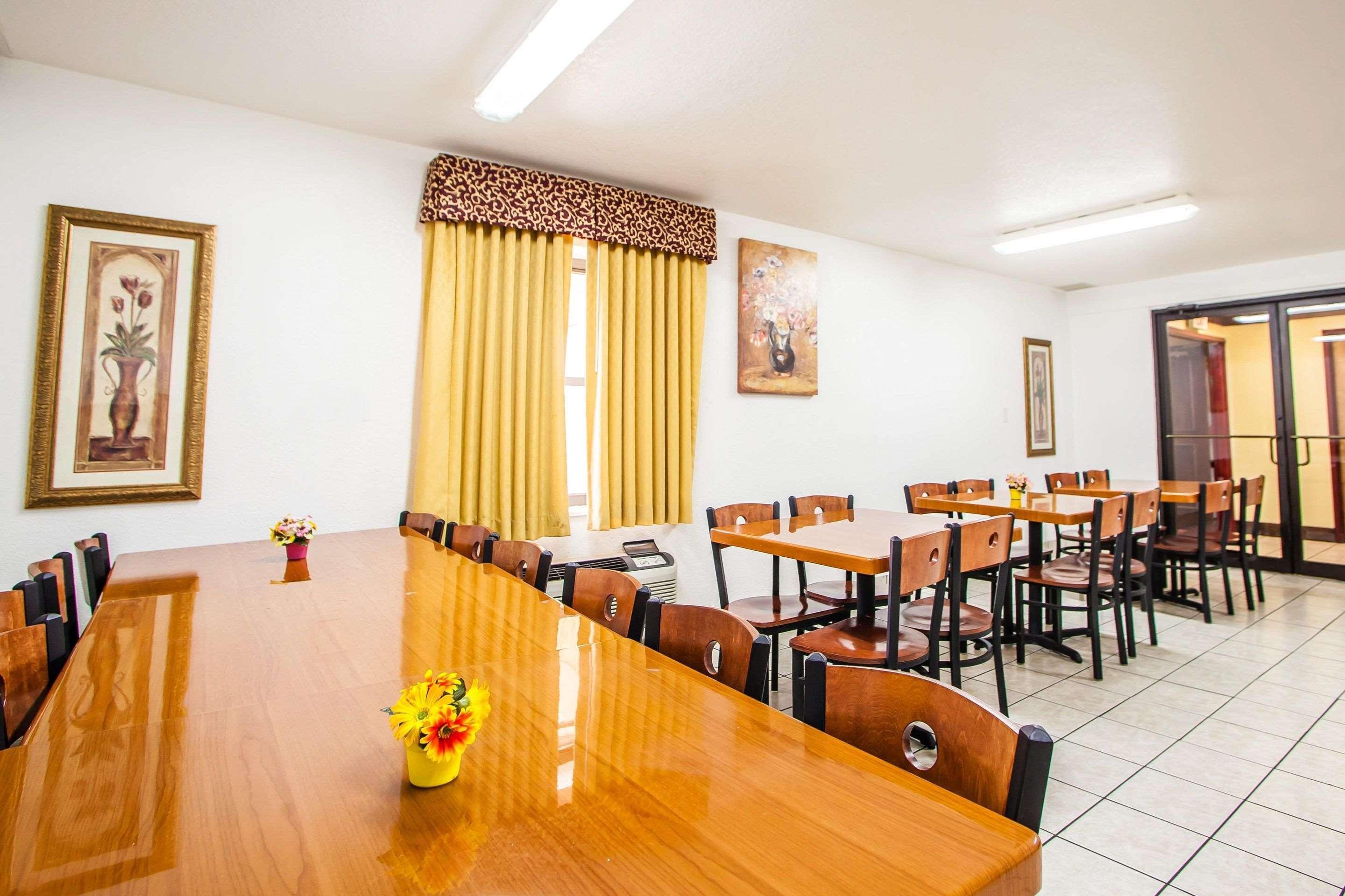 Restaurant Econo Lodge Truman Inn