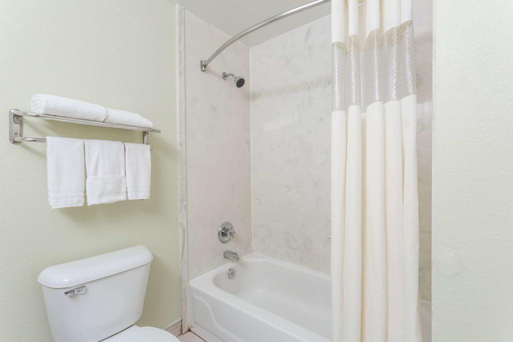 Baño Super 8 By Wyndham Hull Street Midlothian/Richmond