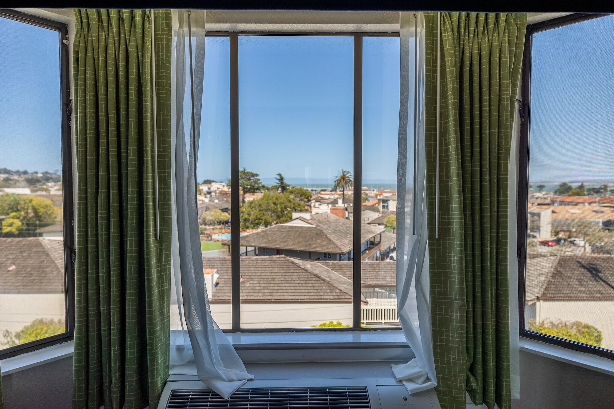Playa Days Inn by Wyndham Monterey Downtown