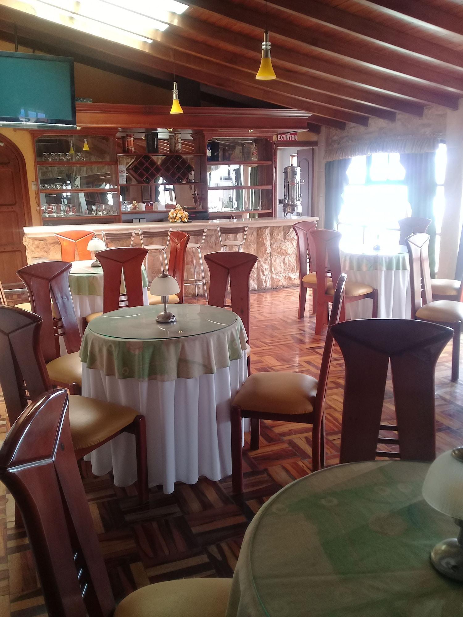 Bar/Salón Hotel Chimborazo Internacional