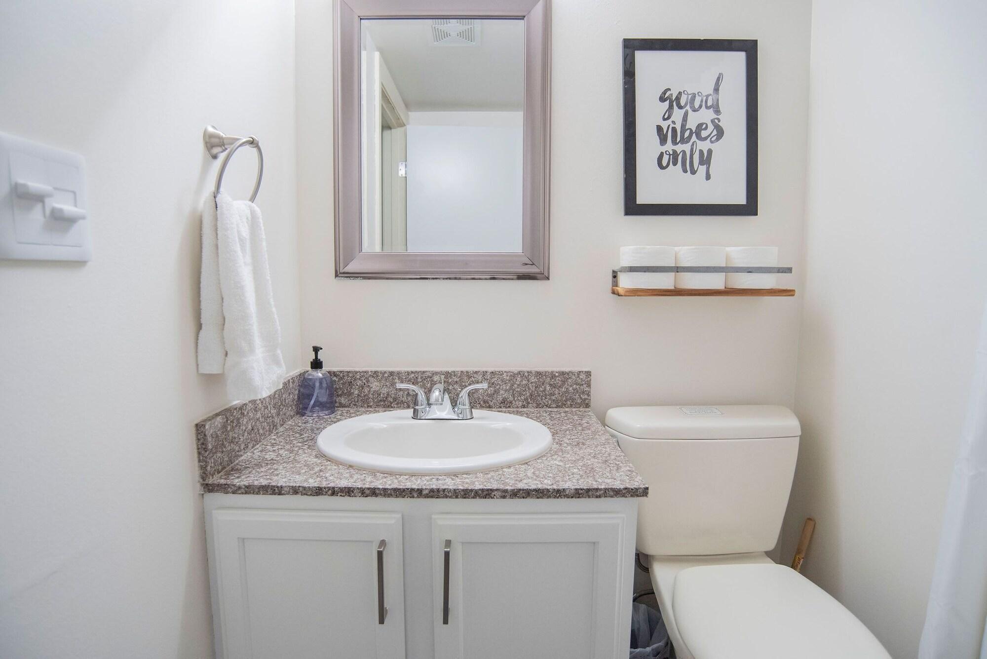 Equipamiento de Habitación 3BR CozySuites at The Block