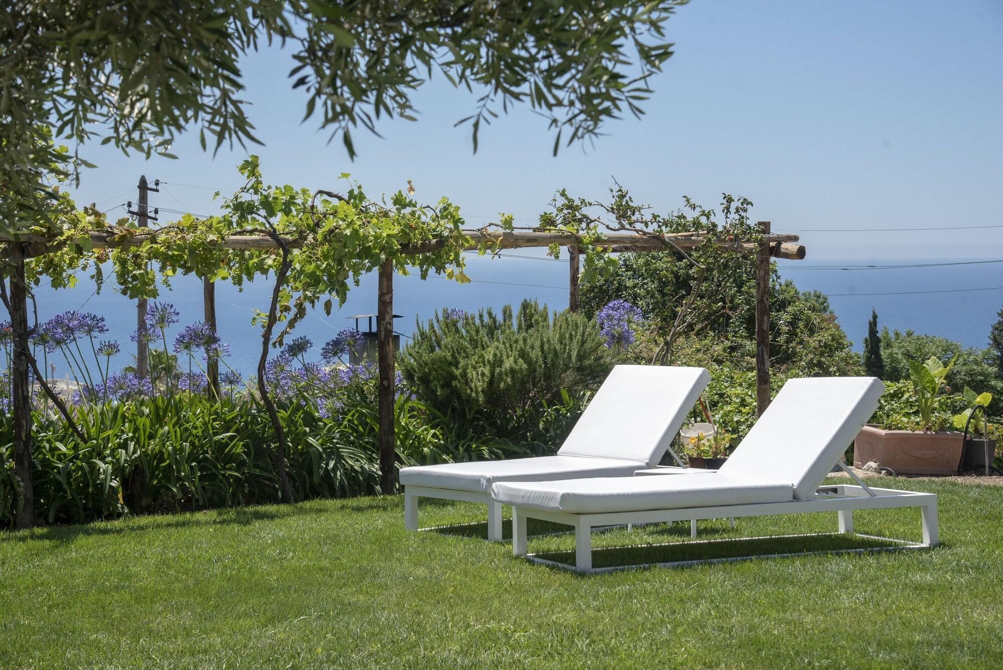 Vista Exterior Villa La Pergola Capri