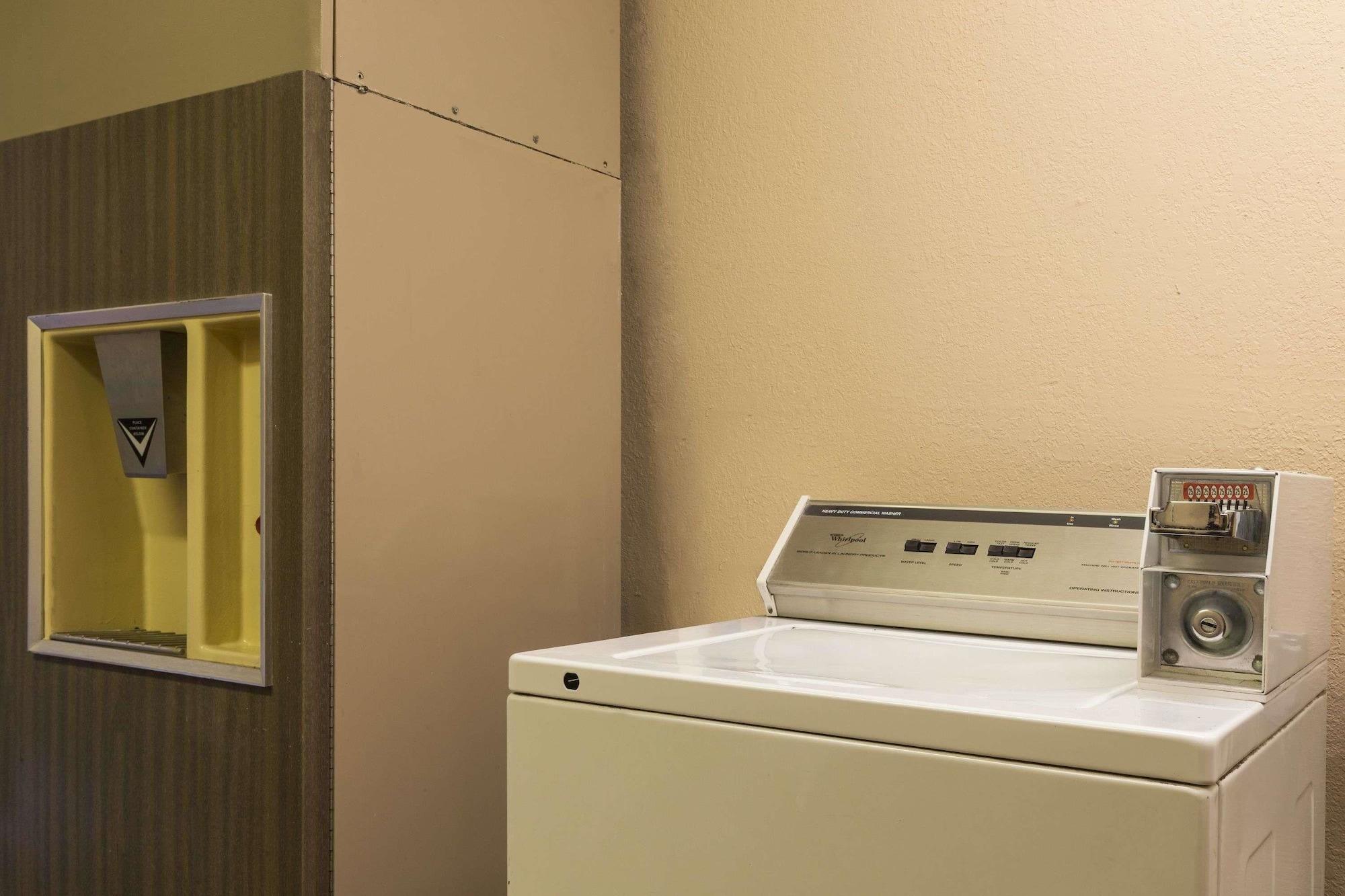 Comodidades del Alojamiento Super 8 by Wyndham Taylor/Detroit Area