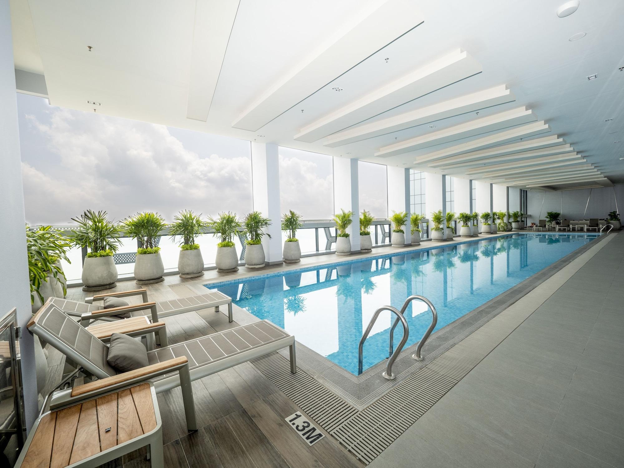 Vista Piscina The Bridge Club