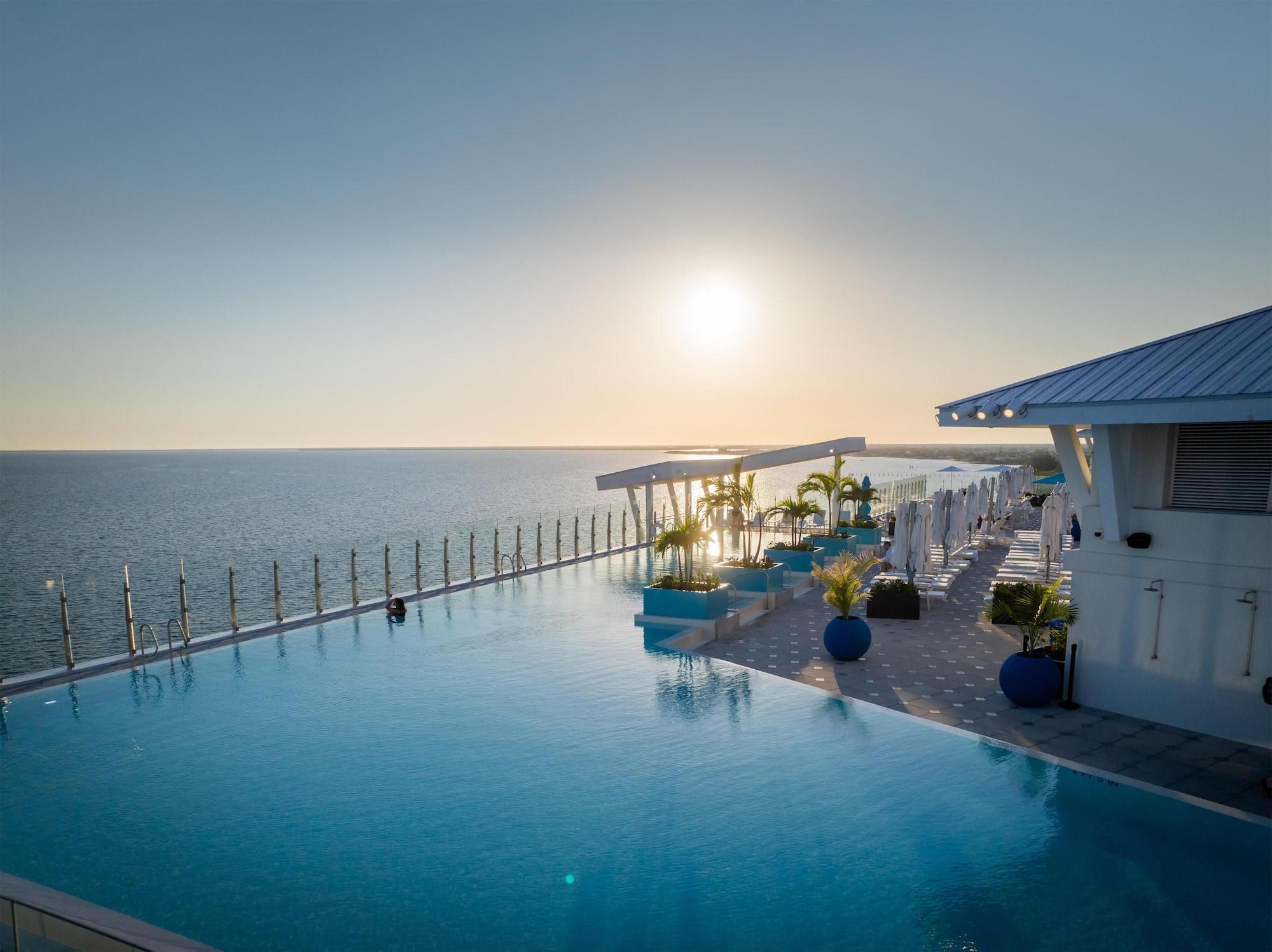 Vista da piscina Sunsuites Villas At Sunseeker Resort, Curio By Hilton