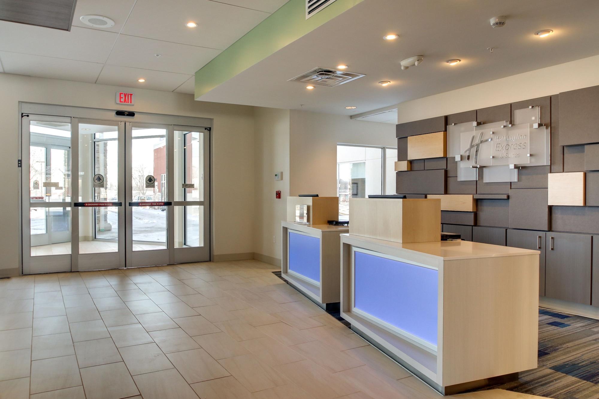 Vista Lobby Holiday Inn Express & Suites Galesburg by IHG