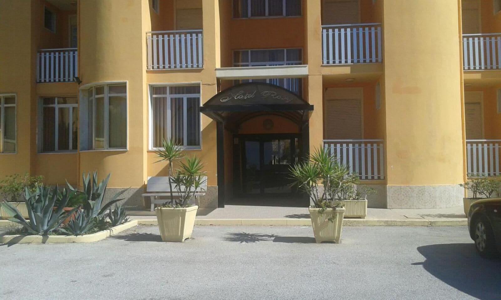 Vista Exterior Hotel Rosy