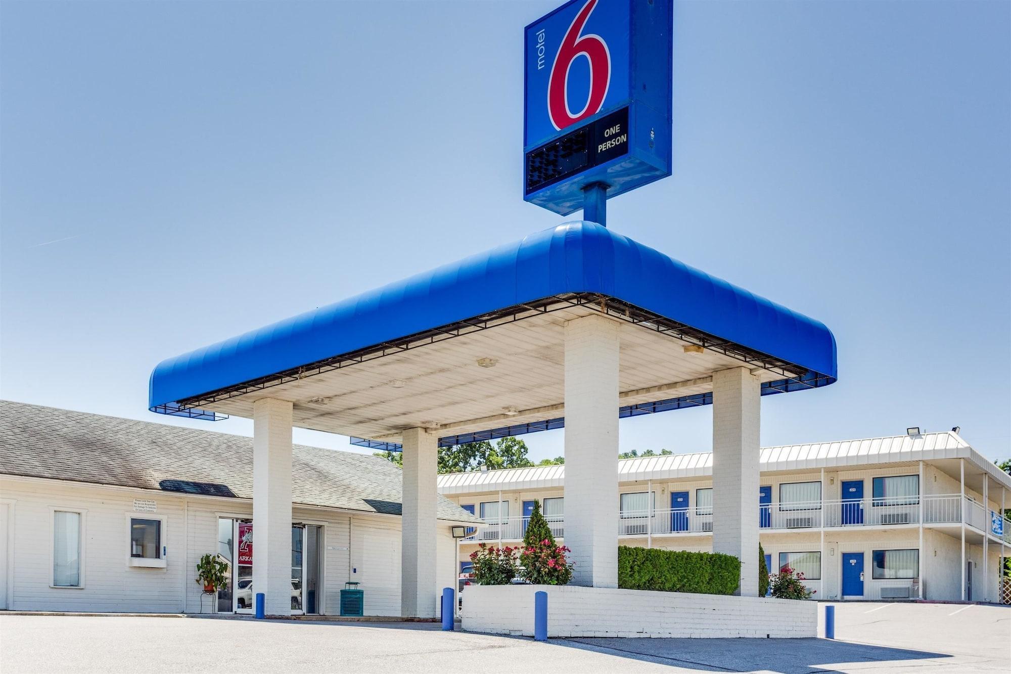 Vista Exterior Motel 6 Fayetteville, AR