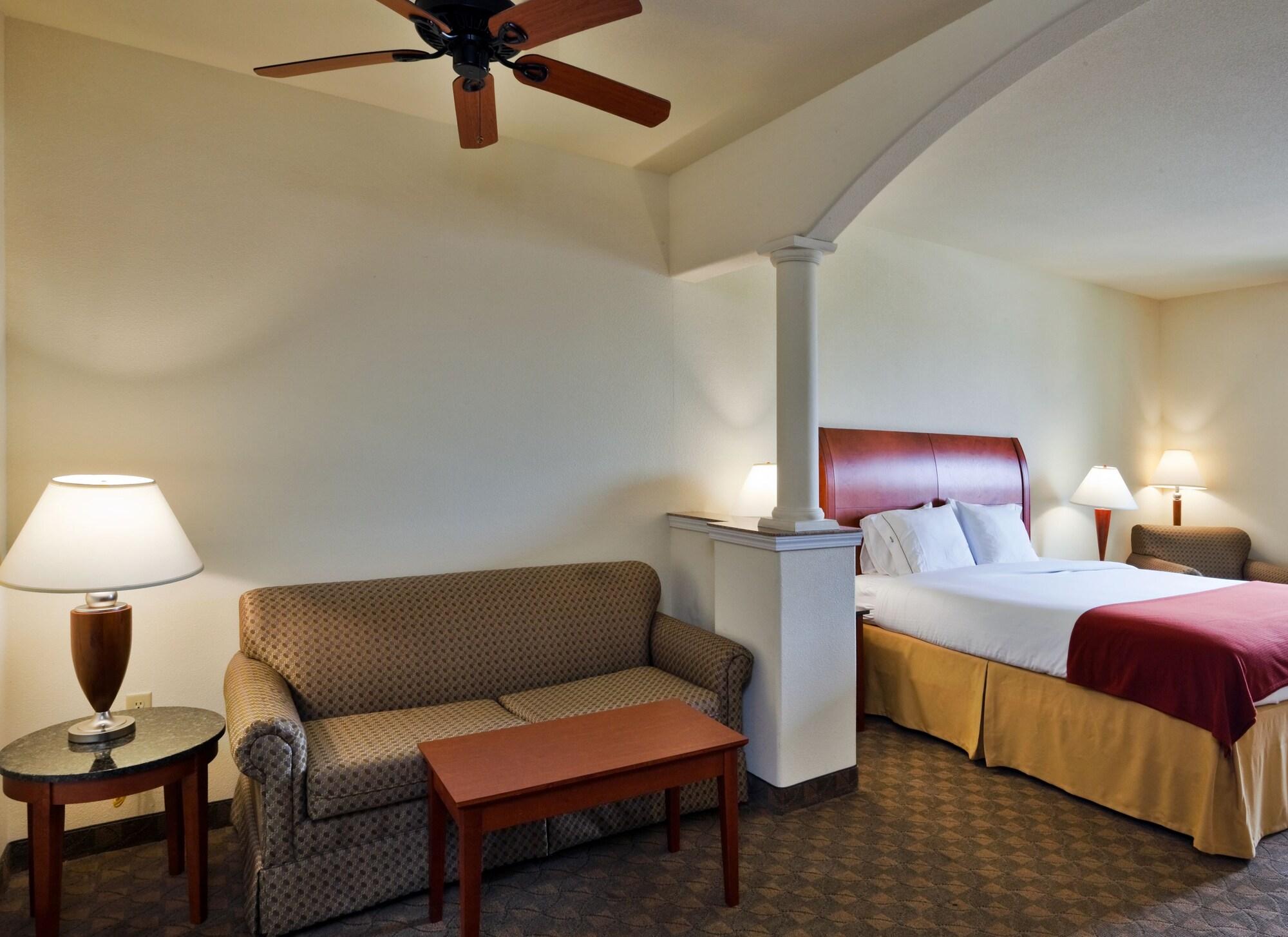 Habitación Holiday Inn Express Hotel & Suites Fairfield - North by IHG