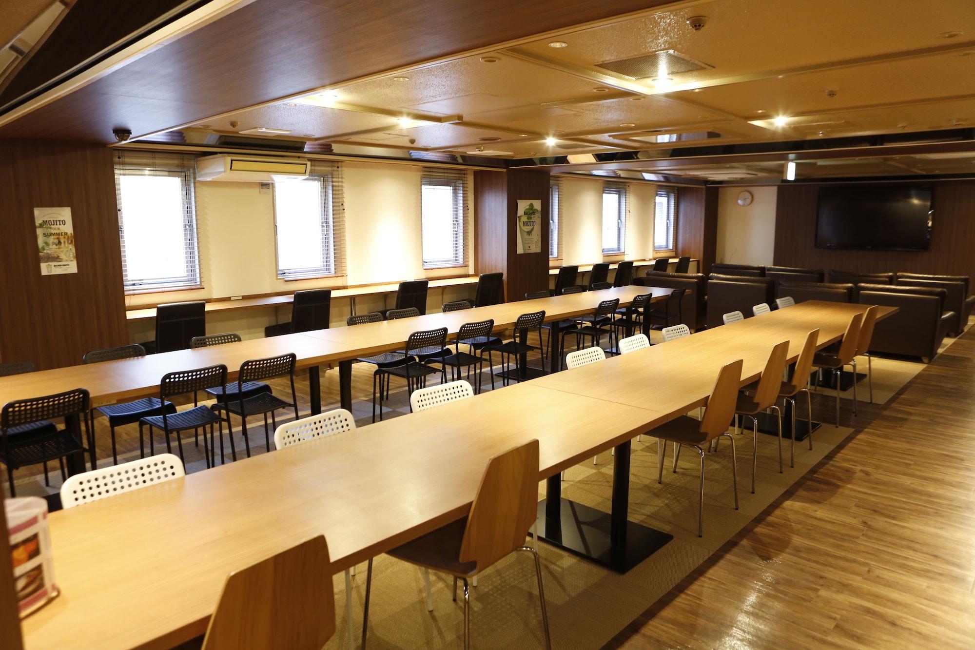 Bar/Salón Shinjuku Kuyakusho-mae Capsule Hotel