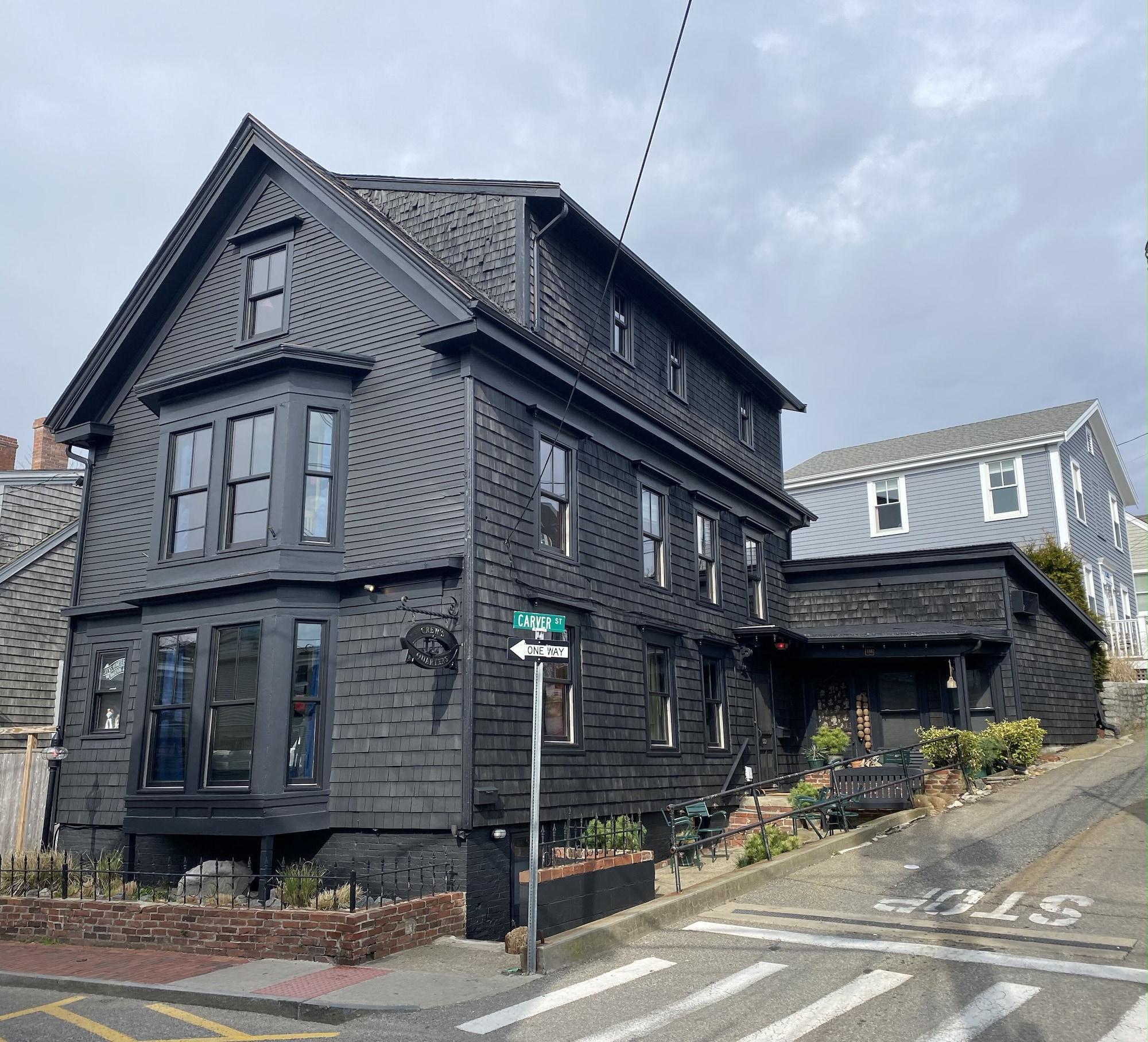 Vista Exterior Crew's Quarters Boarding House Caters to Men