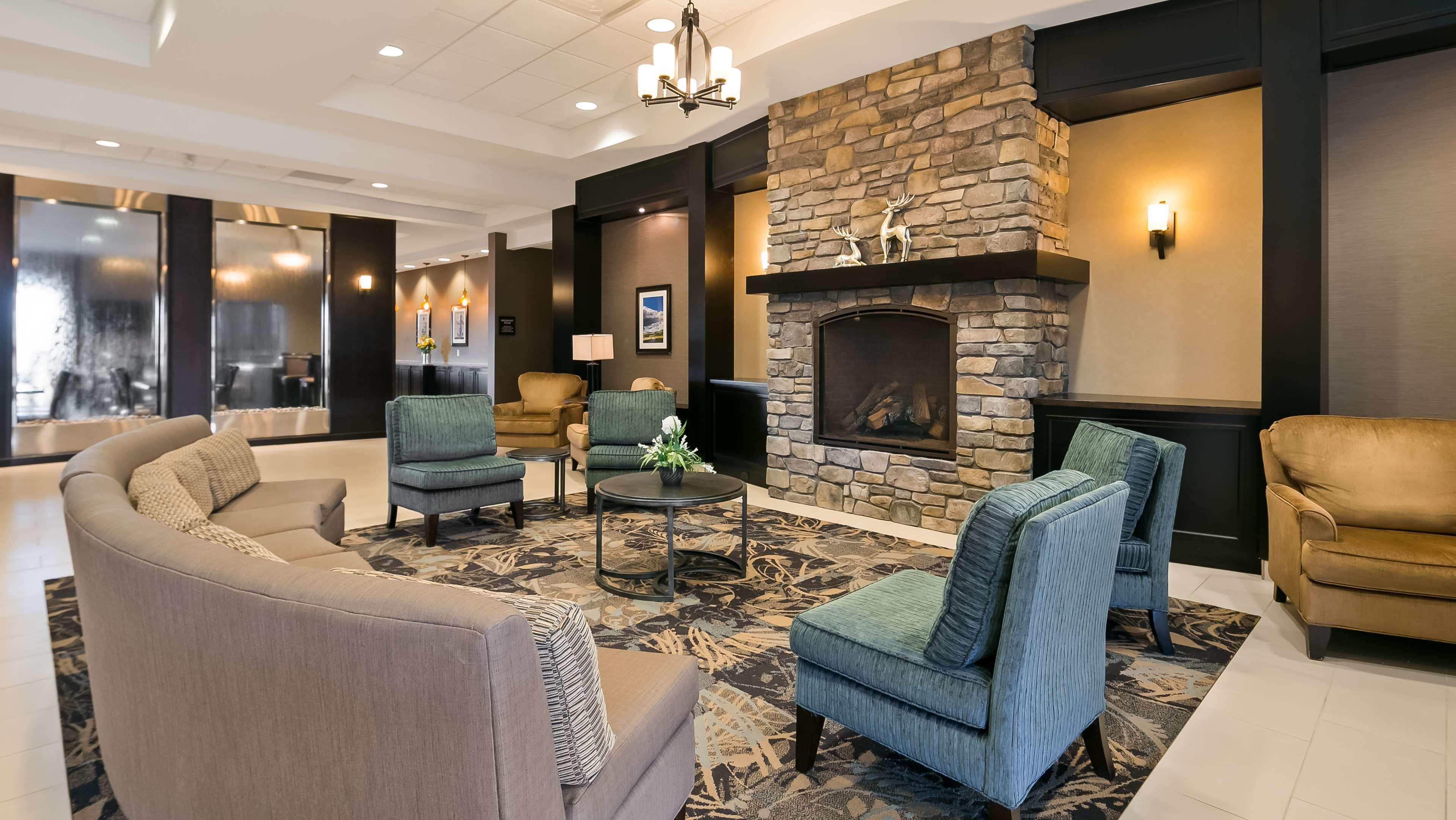 Vista Lobby Best Western Plus Okotoks Inn & Suites