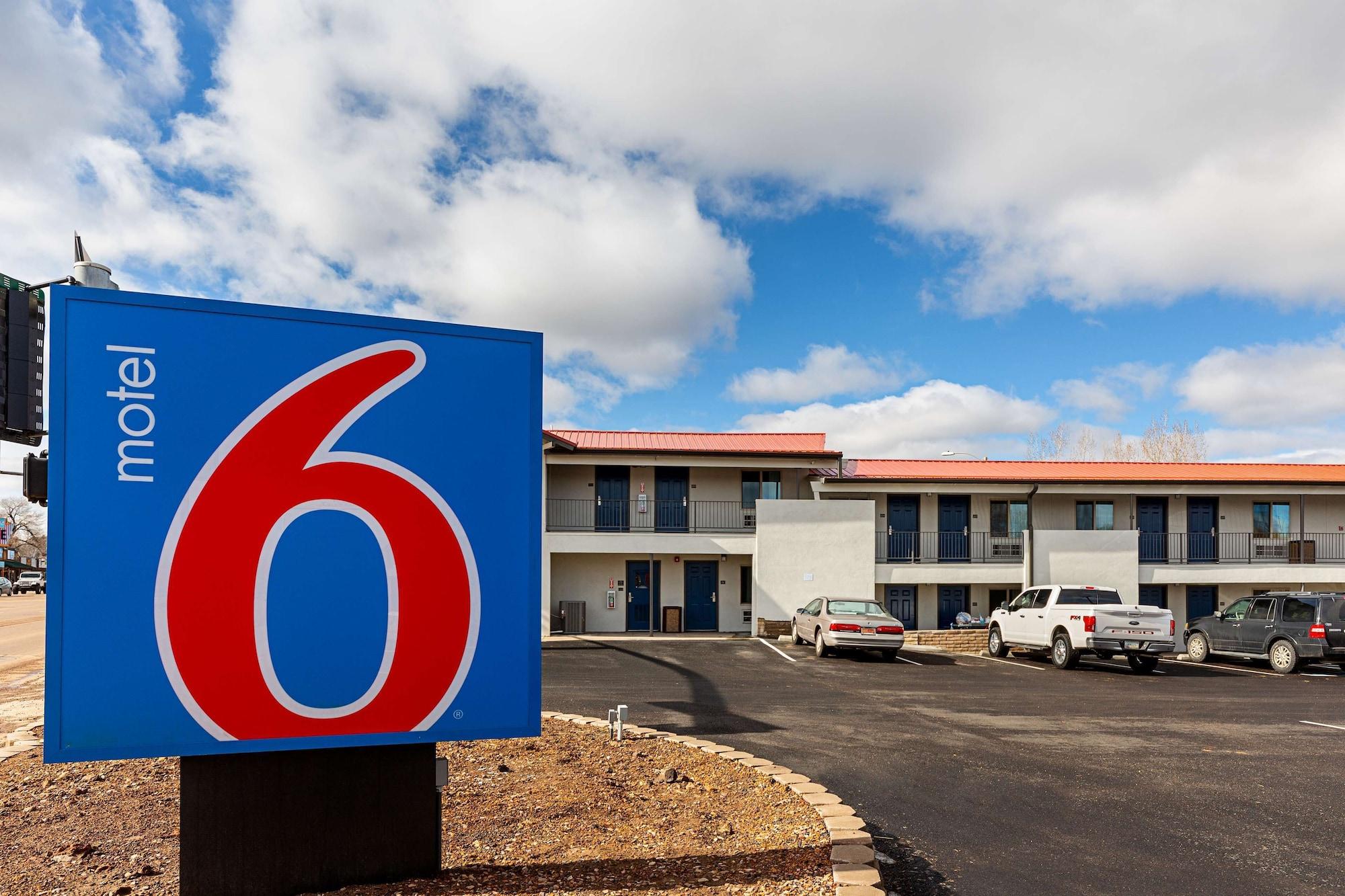 Vista Exterior Motel 6 Show Low, AZ